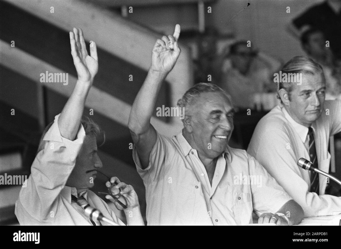 Il Consiglio di amministrazione del NOS si riunisce su nomina di Erik Jurgens quale presidente del NSI V.l.n.r. Kloos (Vara) e Keyzer (Avro) durante una votazione Data: 8 agosto 1975 Parole Chiave: Appuntamenti, emittenti, ecc. ritratti, riunioni, presidenti Nome personale: Keyzer, Kloos, Andre Foto Stock
