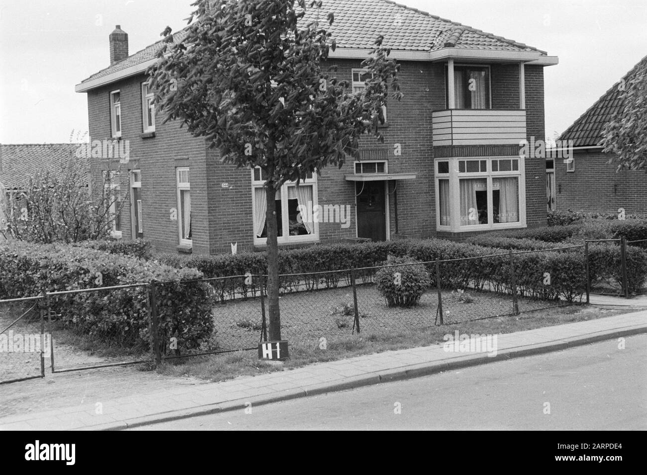 Punti fissi Culturtechnische dienst Huis te Hoorn [swailverlaveling Het Grootslag] Annotazioni: H-1. Freccia indica un punto fisso Data: Maggio 1954 Località: Hoorn, Noord-Holland Parole Chiave: Consolidamento del terreno, adeguamento dell'acqua di campo Foto Stock