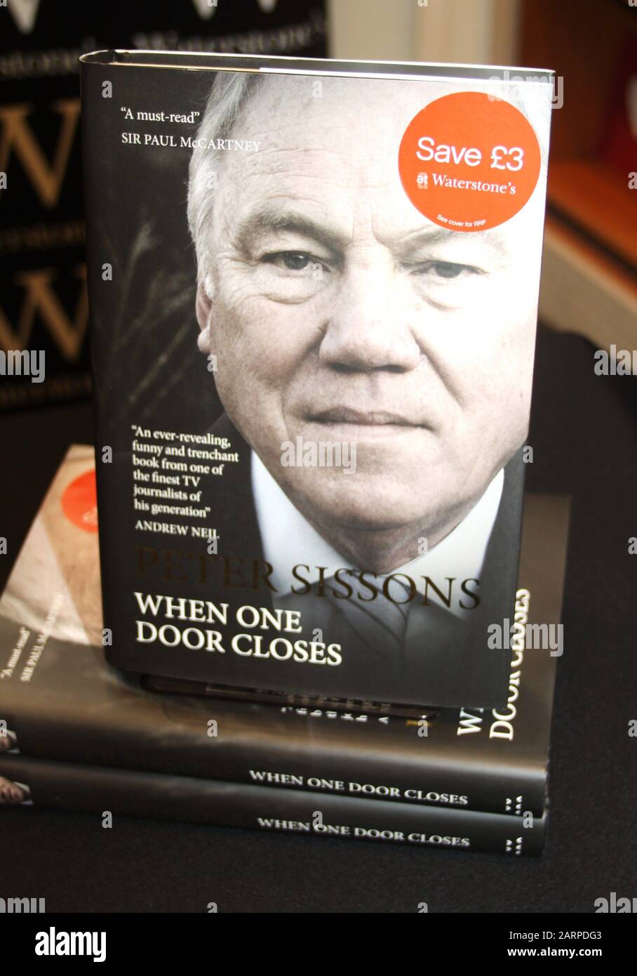 Liverpool,Uk peter sissons at waterstones in Liverpool credit Ian FairBrother/Alamy Stock Photos Foto Stock