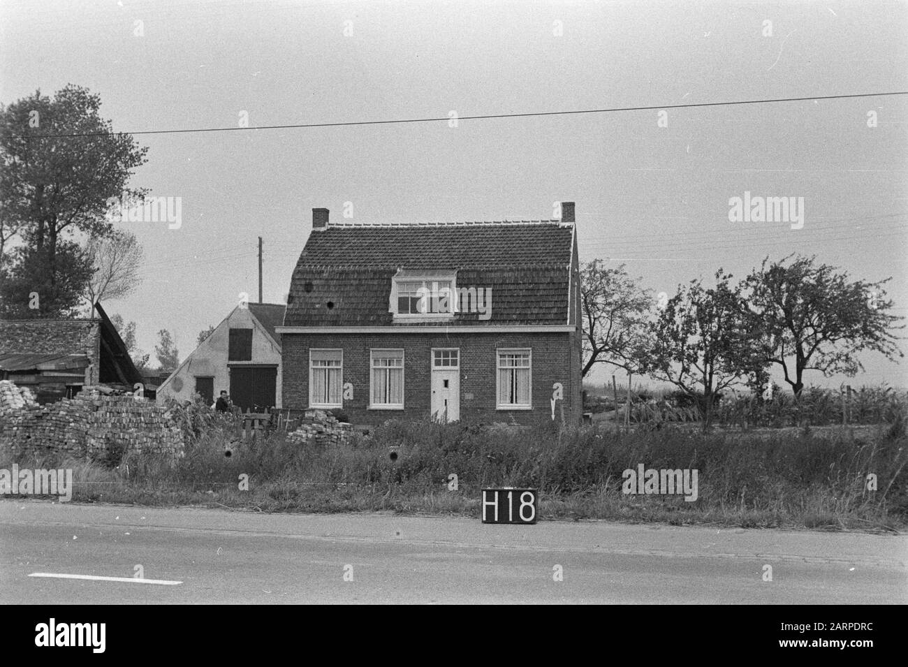 Punti fissi Culturtechnische dienst House near Halsteren (suddivisione Halsteren) Annotazioni: H-18 Arrow indica un punto fisso Data: Agosto 1954 Località: Halsteren, Noord-Brabant Parole Chiave: Consolidamento del terreno, adeguamento dell'acqua del terreno Foto Stock Punti fissi Culturtechnische dienst House near Halsteren (suddivisione Halsteren) Annotazioni: H-18 Arrow indica un punto fisso Data: Agosto 1954 Località: Halsteren, Noord-Brabant Parole Chiave: Consolidamento del terreno, adeguamento dell'acqua del terreno Foto Stock