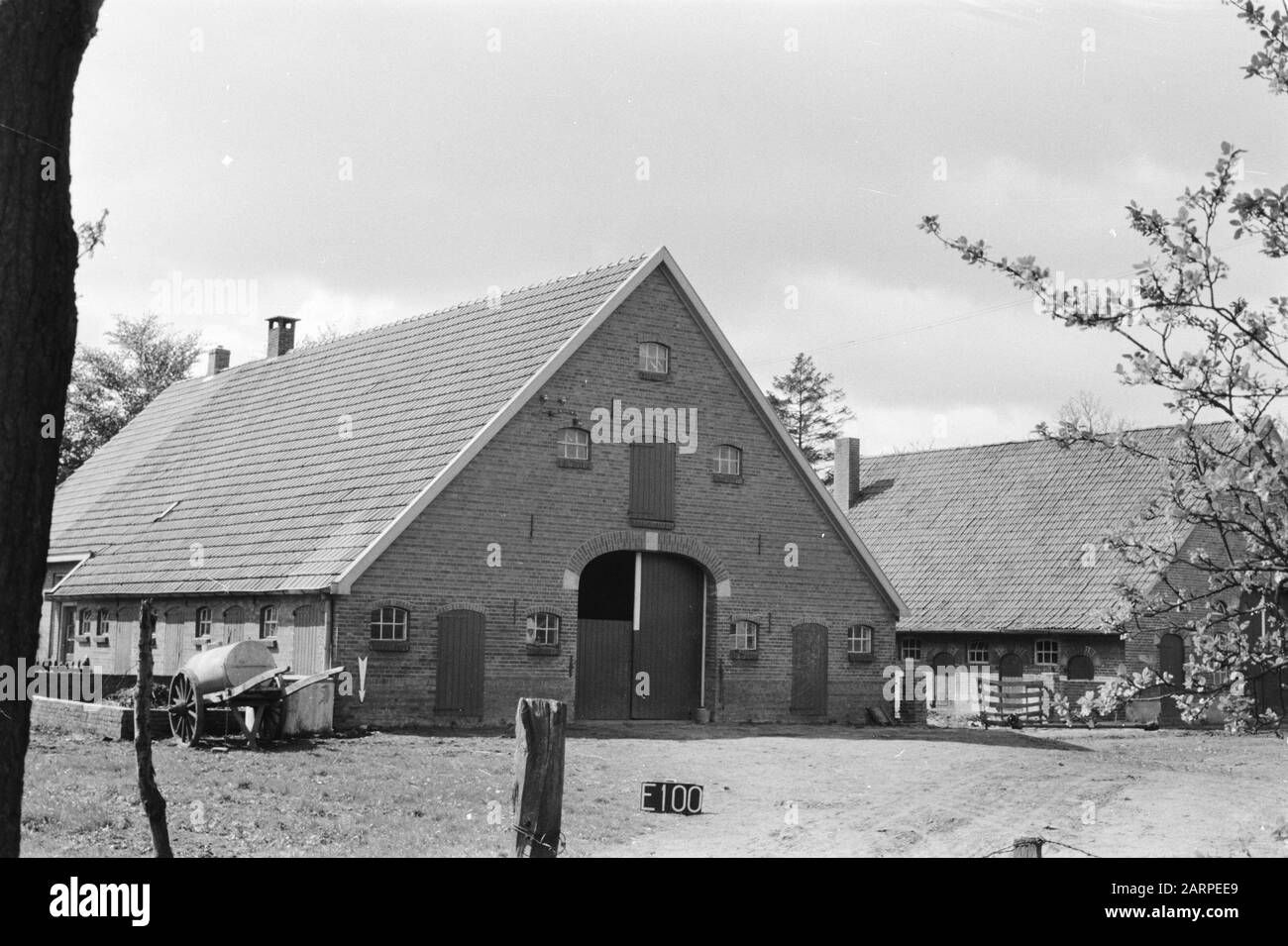 Fixed Points Cultural Service Barn in Eibergen (Land Division Racks) Annotation: E-100 Arrow points to Date: 1955 Location: Eibergen Parole Chiave: Land Division , Field Watermodifications Foto Stock