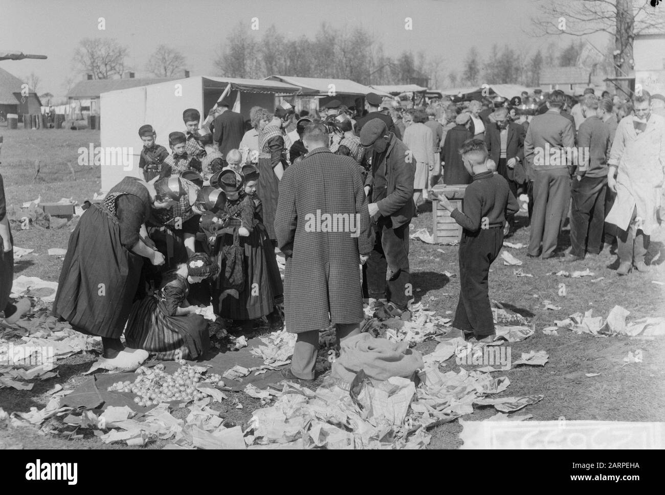 Fiera di Grote a Staphorst. Stampa sul mercato merci Data: 18 aprile 1961 luogo: Overijssel, Staphorst Parole Chiave: Printtes, mercati annuali Foto Stock