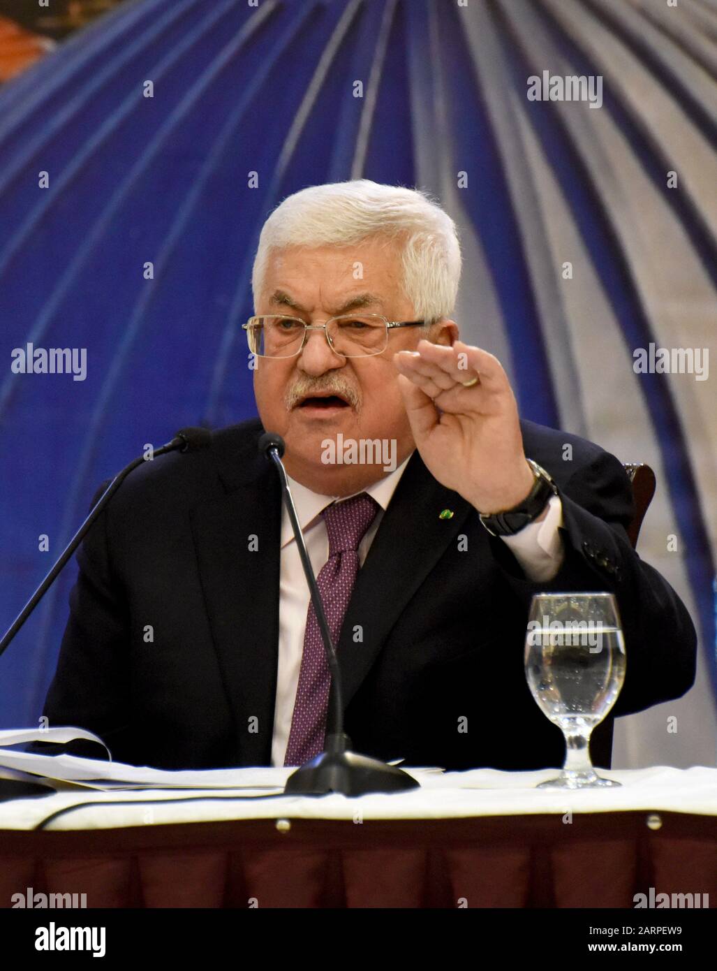 Ramallah, West Bank. 29th Gen 2020. Il presidente palestinese Mahmoud Abbas risponde al piano di pace del presidente degli Stati Uniti Donald Trump, affermando che "l'accordo di cospirazione non passerà" nella sua sede centrale a Ramallah, West Bank, martedì 28 gennaio 2019. La leadership palestinese ha mostrato un raro incontro di unità come autorità palestinese, Hamas e Jihad islamica si incontrano prima che Abbas abbia risposto all'accordo di pace di Trump. Foto di Debbie Hill/UPI Credit: UPI/Alamy Live News Foto Stock