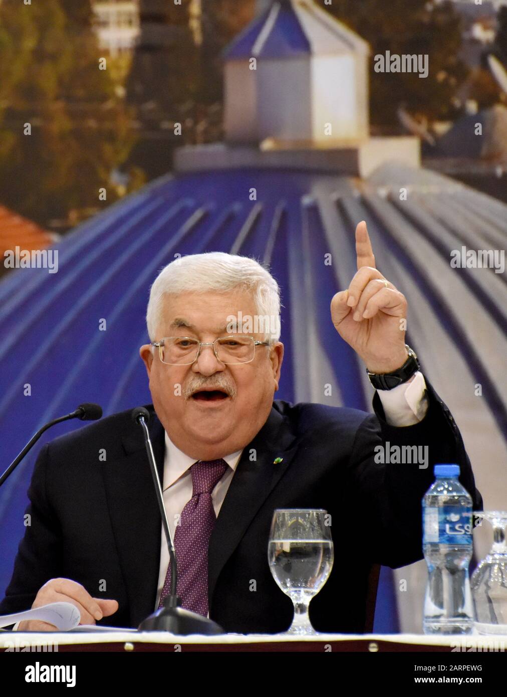 Ramallah, Gaza. 29th Gen 2020. Il presidente palestinese Mahmoud Abbas si fa carico del piano di pace del presidente degli Stati Uniti Donald Trump, affermando che "l'accordo di cospirazione non passerà" nella sua sede a Ramallah, West Bank, martedì 28 gennaio 2019. La leadership palestinese ha mostrato un raro incontro di unità come autorità palestinese, Hamas e Jihad islamica si incontrano prima che Abbas abbia risposto all'accordo di pace di Trump. Foto di Debbie Hill/UPI Credit: UPI/Alamy Live News Foto Stock