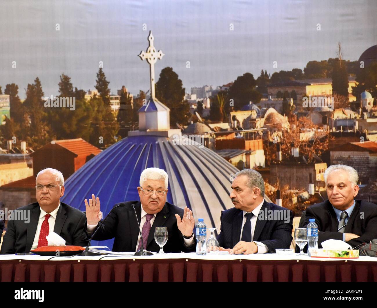 Ramallah, West Bank. 29th Gen 2020. Il presidente palestinese Mahmoud Abbas fa gesti mentre risponde al piano di pace del presidente degli Stati Uniti Donald Trump, dicendo "l'accordo di cospirazione non passerà" nella sua sede centrale a Ramallah, West Bank, martedì 28 gennaio 2019. La leadership palestinese ha mostrato un raro incontro di unità come autorità palestinese, Hamas e Jihad islamica si incontrano prima che Abbas abbia risposto all'accordo di pace di Trump. Foto di Debbie Hill/UPI Credit: UPI/Alamy Live News Foto Stock