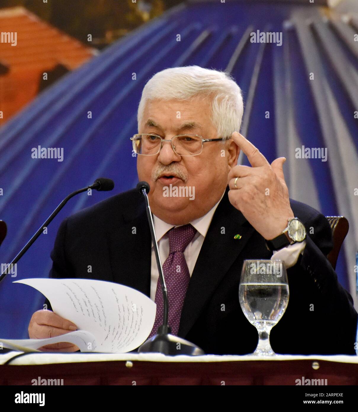 Ramallah, West Bank. 29th Gen 2020. Il presidente palestinese Mahmoud Abbas si fa carico del piano di pace del presidente degli Stati Uniti Donald Trump, affermando che "l'accordo di cospirazione non passerà" nella sua sede a Ramallah, West Bank, martedì 28 gennaio 2019. La leadership palestinese ha mostrato un raro incontro di unità come autorità palestinese, Hamas e Jihad islamica si incontrano prima che Abbas abbia risposto all'accordo di pace di Trump. Foto di Debbie Hill/UPI Credit: UPI/Alamy Live News Foto Stock