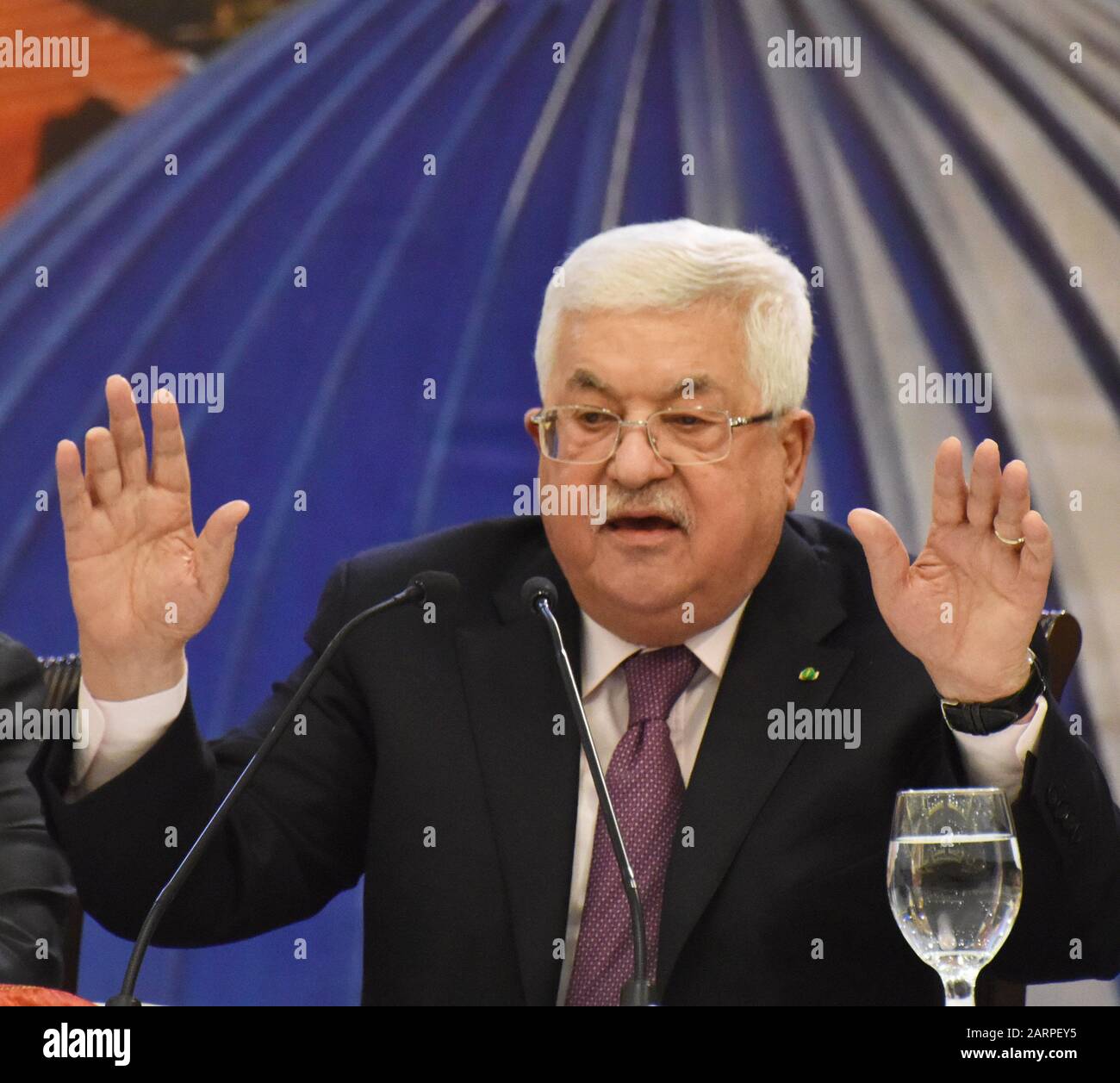 Ramallah, West Bank. 29th Gen 2020. Il presidente palestinese Mahmoud Abbas risponde al piano di pace del presidente degli Stati Uniti Donald Trump, affermando che "l'accordo di cospirazione non passerà" nella sua sede centrale a Ramallah, West Bank, martedì 28 gennaio 2019. La leadership palestinese ha mostrato un raro incontro di unità come autorità palestinese, Hamas e Jihad islamica si incontrano prima che Abbas abbia risposto all'accordo di pace di Trump. Foto di Debbie Hill/UPI Credit: UPI/Alamy Live News Foto Stock