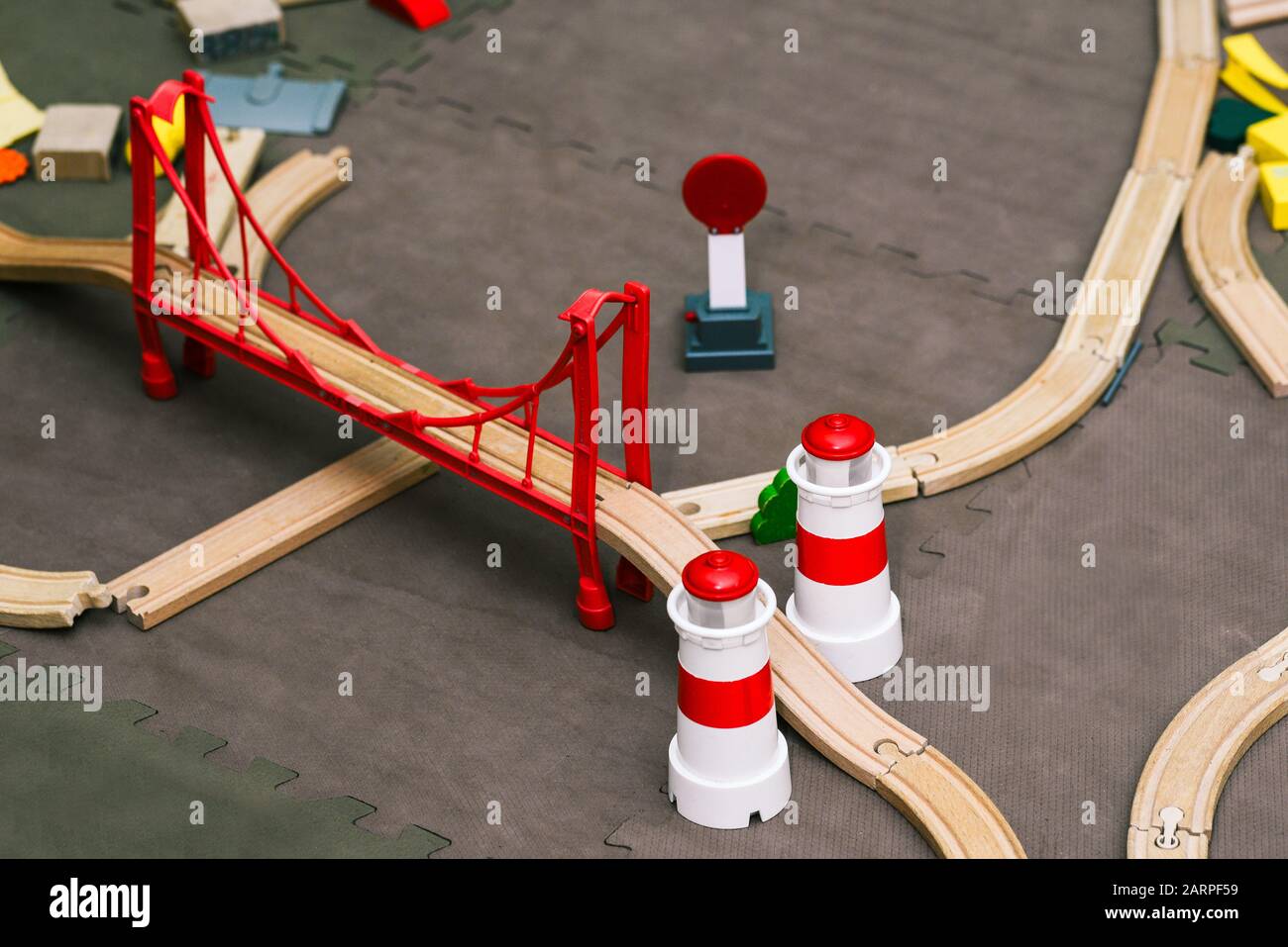 Ferrovia giocattolo. I dettagli in legno del designer sono sparsi sul pavimento. Giochi educativi ed educativi per i bambini. Foto Stock