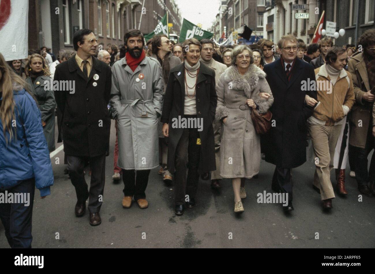 pace marzo in Adam da plm 350.000 persone contro le armi nucleari; Brinkhorst, v.. Berg, Beckers, L. den Uyl, Meijer Data: 21 Novembre 1981 Località: Amsterdam, Noord-Holland Parole Chiave: Armamento nucleare, marce di pace Nome personale: Beckers, Berg V.D., Uyl, Joop den Nome dell'istituzione: D66 Foto Stock