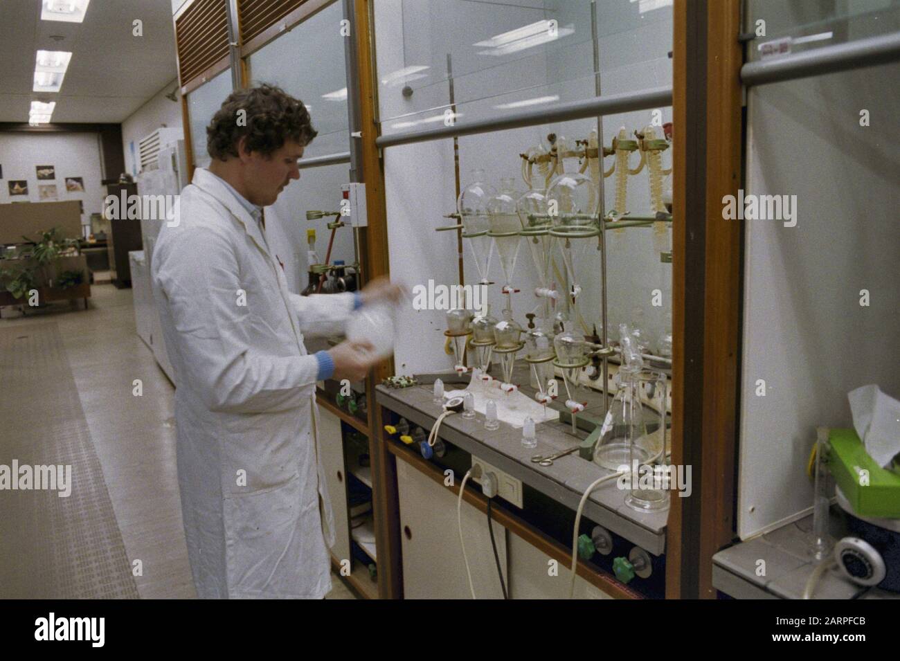 GIF nel Reno; ricerca campioni di acqua presso l'Istituto statale Per Il Trattamento delle acque reflue di Lelystad Data: 10 novembre 1986 luogo: Lelystad Parole Chiave: Istituti Foto Stock