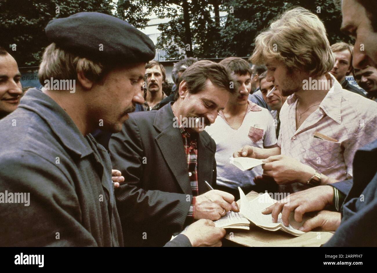 Scioperi in Polonia 1980: Leninwerf Gdansk Strike leader Lech Walesa condivide firme da Data: 31 agosto 1980 Località: Gdansk, Polonia Parole Chiave: Firme, leadership, fumo, costruzione navale, scioperi, sindacati Nome personale: Walesa, Lech Foto Stock