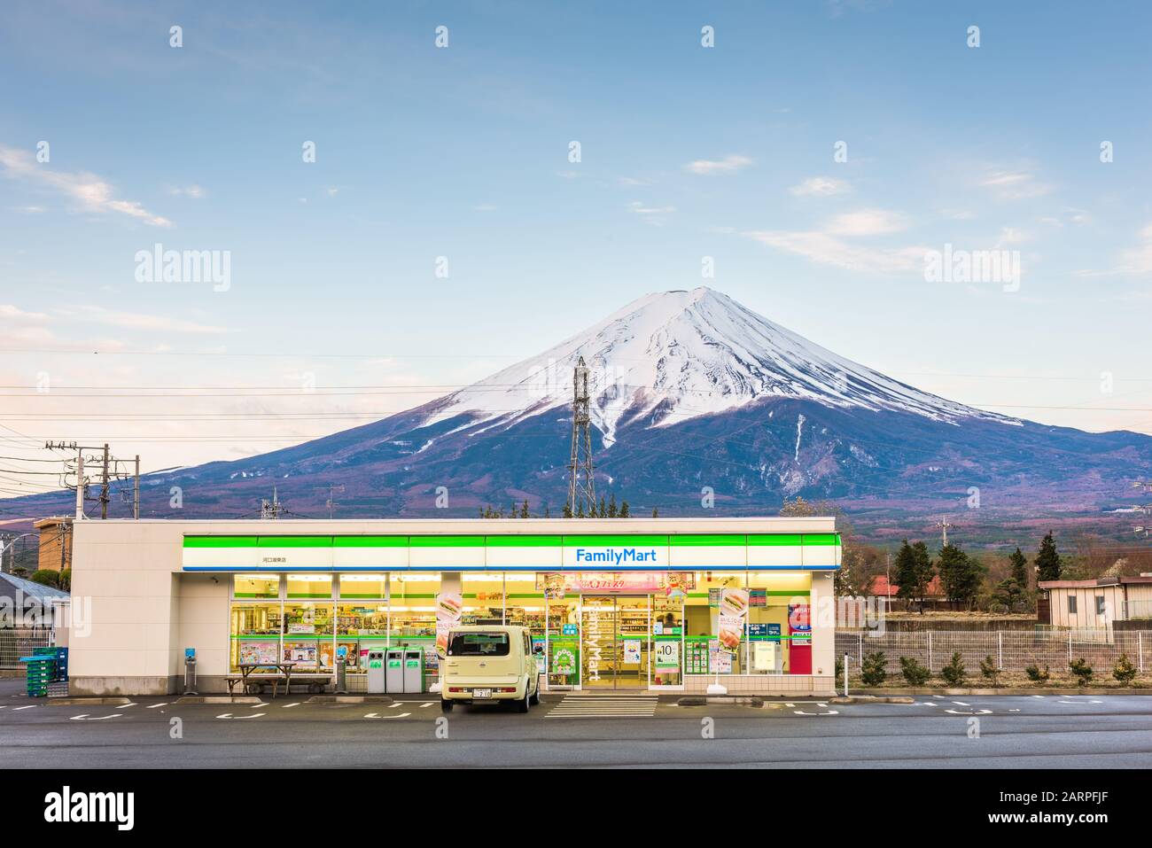 Fujikawaguchiko, YAMANASHI, GIAPPONE - 12 APRILE 2017: Minimarket FamilyMart sotto Mt. Fuji. FamilyMart è il secondo negozio di articoli per la comodità Foto Stock