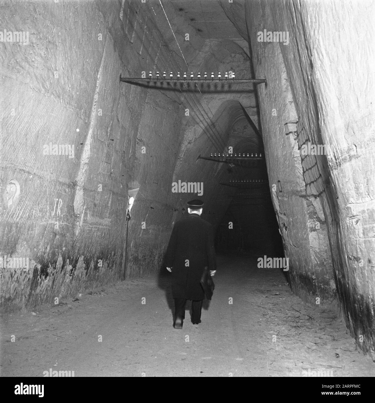 Arte: Tesori d'arte San Pietersberg Supoost con valigetta e cappuccio uniforme in una delle miniere Data: 27 luglio 1945 luogo: Maastricht Parole Chiave: Arte, seconda guerra mondiale Foto Stock