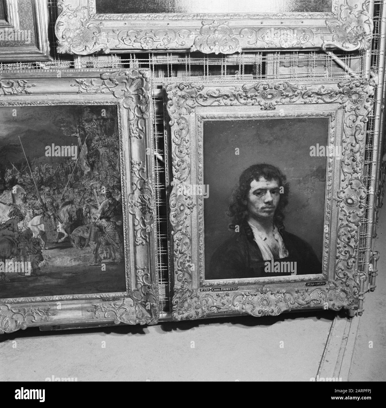 Art: Art Treasures St. Pietersberg [dipinti vari] Annotation: Right autoritratto of Carel Fabritius (collezione Boymans van Beuningen), left Rembrandt? Data: 27 luglio 1945 luogo: Maastricht Parole Chiave: Arte, seconda guerra mondiale Foto Stock