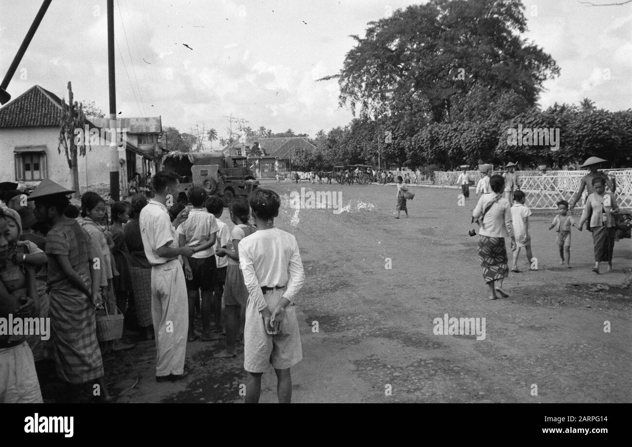 In tour a sud della vita di Malang va sulla liberazione diretta della città Touring (a sud di Malang) è stato iniziato ad informare la popolazione. Attraverso un 'beachmaster' il popolo è stato affrontato e sono stati sorpresi che non sono stati costretti ad ascoltare queste trasmissioni come al solito con i giapponesi e repubblicani Data: 23 dicembre 1948 Località: Indonesia, Java, Dutch East Indies, Touring Foto Stock