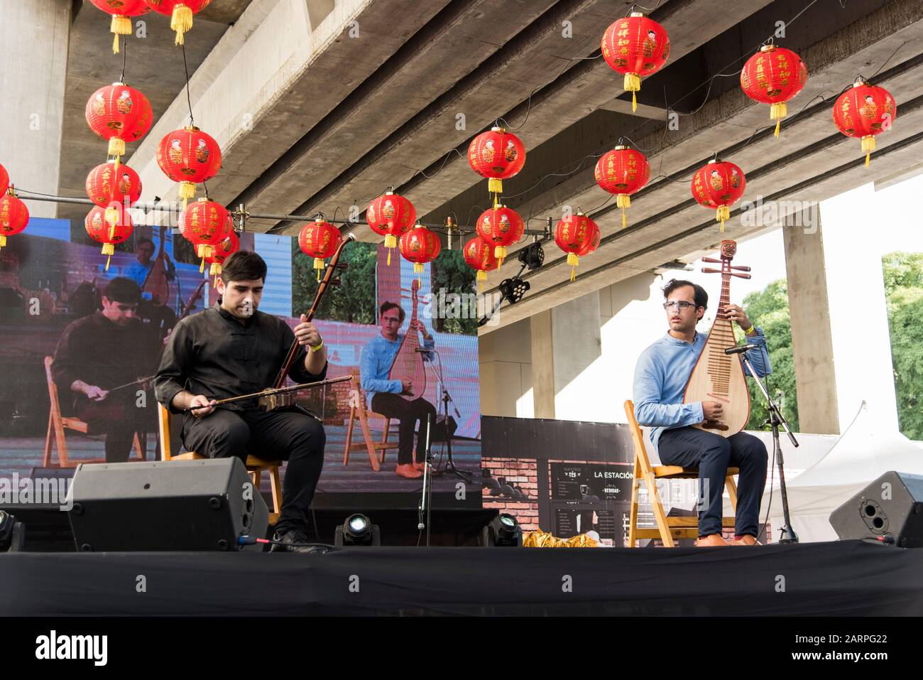 Capital Federal, Buenos Aires / Argentina; 25 gennaio 2020: Nuovo duo dinasty, giovani musicisti che eseguono strumenti musicali tradizionali cinesi: Erhu and Foto Stock
