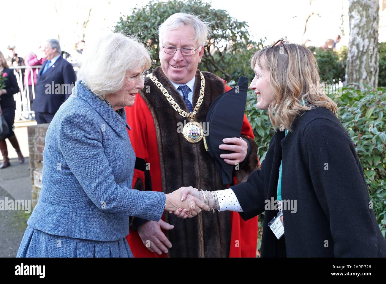 La duchessa di Cornovaglia, presidente del Royal Volontary Service, è salutata da John Colegrive, sindaco di Banbury e Catherine Johnstone, CEO di RVS mentre arriva per una visita al RVS Cornhill Centre di Banbury, Oxfordshire. Foto Stock