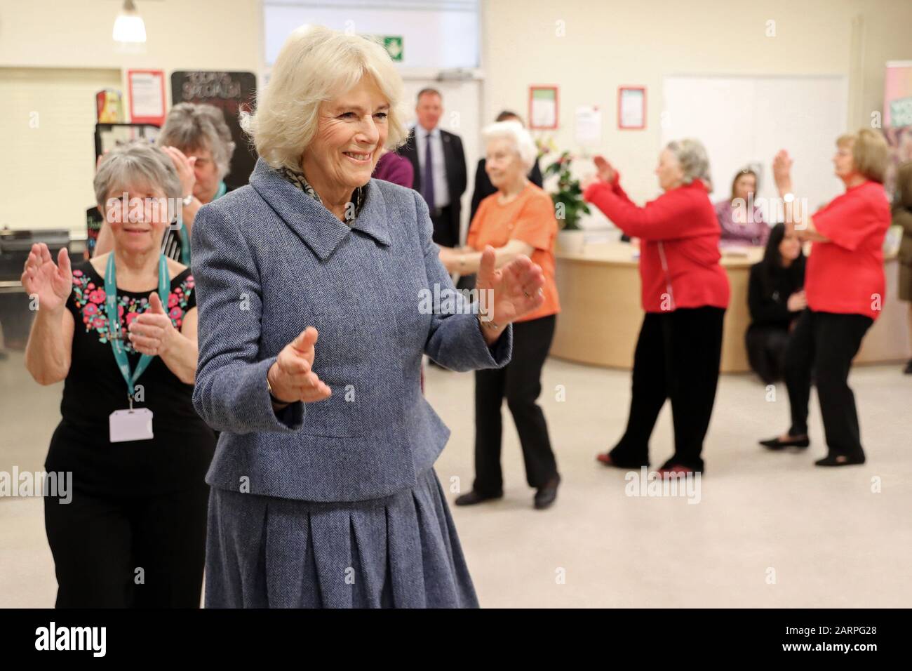 La Duchessa di Cornovaglia, presidente del Royal Volontary Service, partecipa a una lezione di danza guidata da volontari durante la sua visita al RVS Cornhill Centre di Banbury, nell'Oxfordshire. Foto Stock