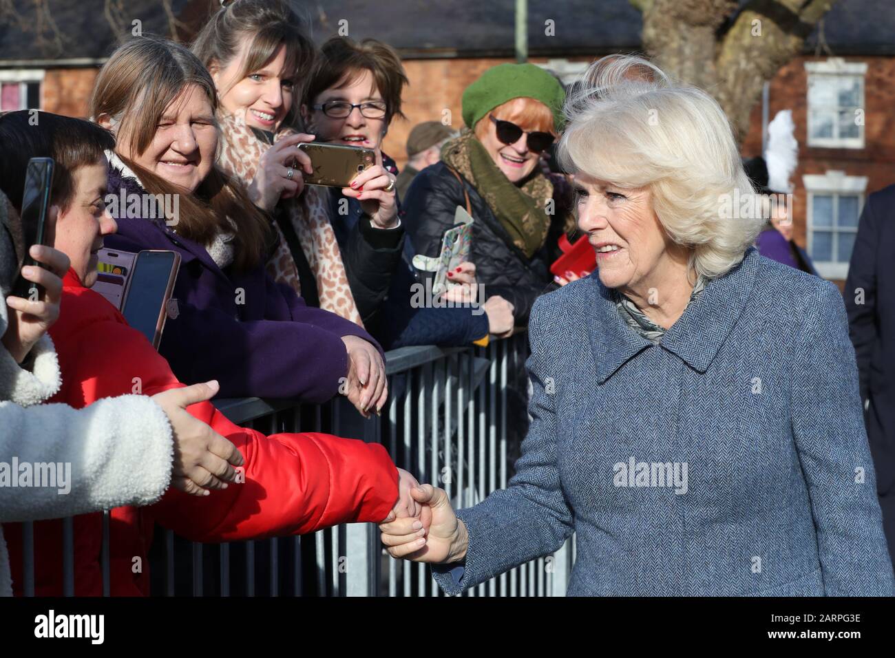 La Duchessa di Cornwall, presidente del Royal Volontary Service, incontra i membri del pubblico durante una visita al RVS Cornhill Centre di Banbury, nell'Oxfordshire. Foto Stock