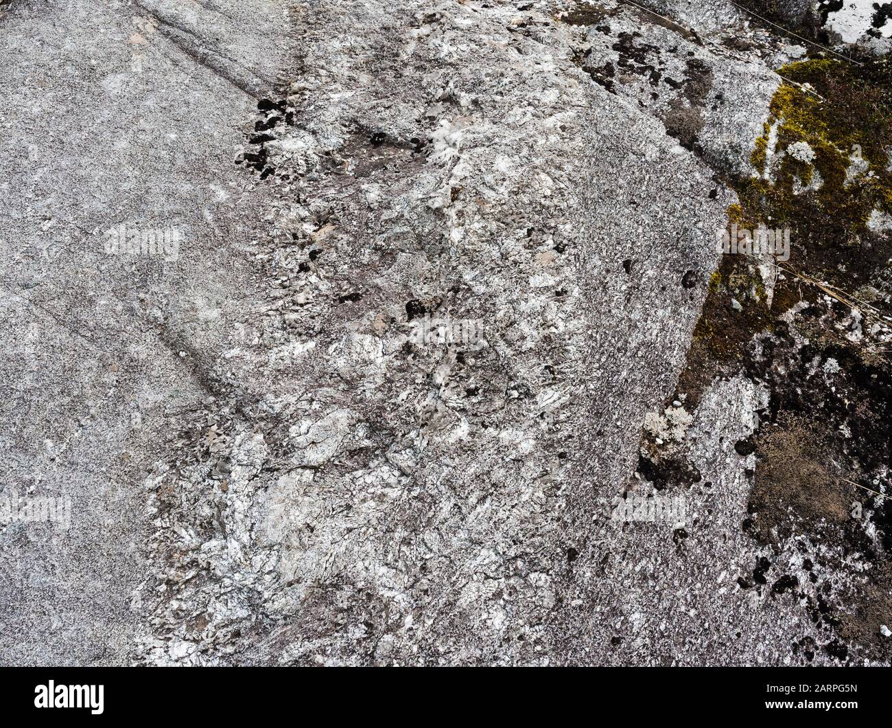 Dettaglio della Granite Dongegal principale nella Poison Glen, County Donegal, Irlanda, che mostra complesse relazioni di intrusione ignee e texture di deformazione Foto Stock
