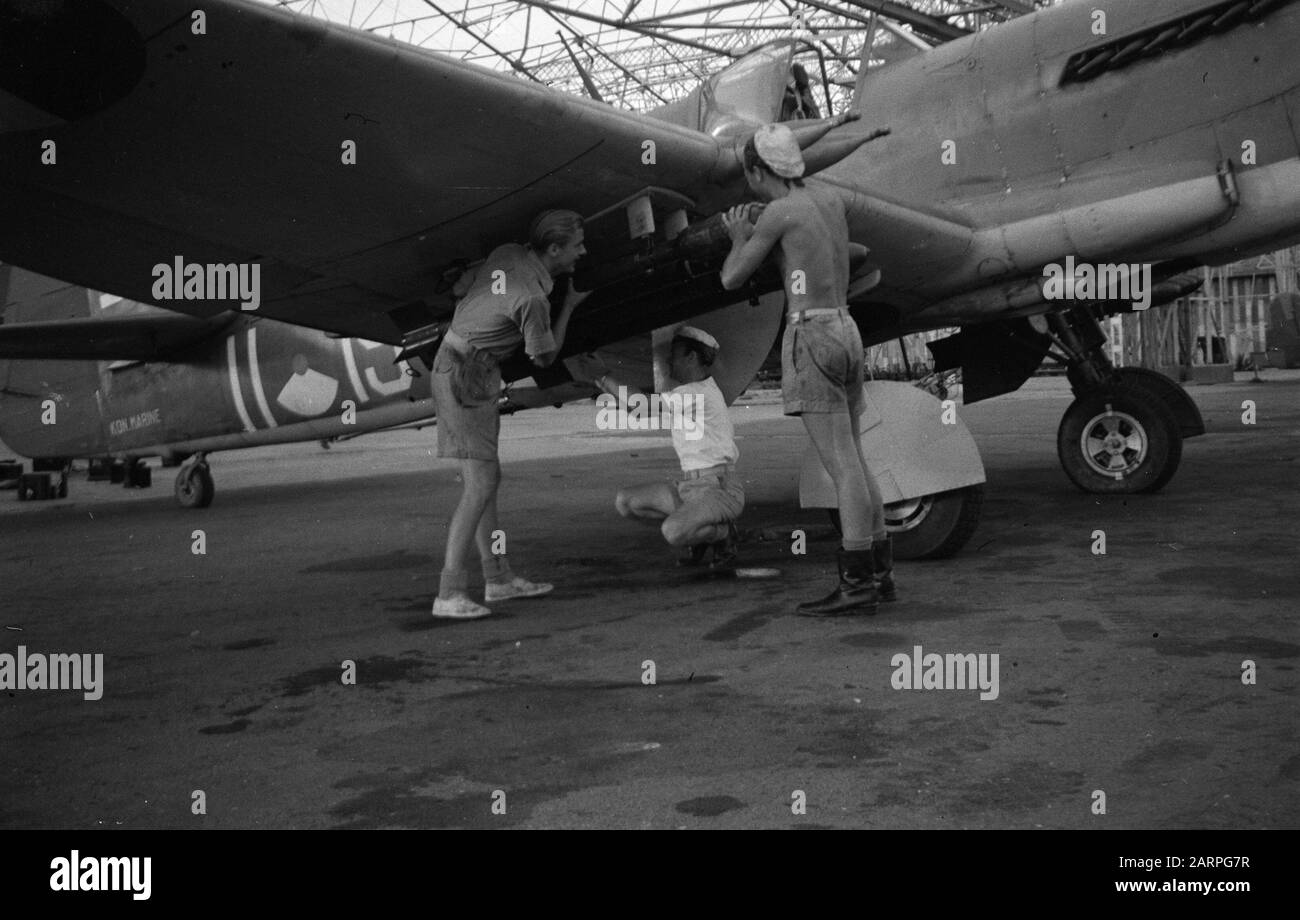 Cadendo per parte isolata, Kali-Contowerken [un aereo da combattimento della Royal Navy (Spitfire Supermarine?) , è controllato da personale di terra] Data: 27 dicembre 1948 luogo: Indonesia, Java, Indie orientali olandesi Foto Stock