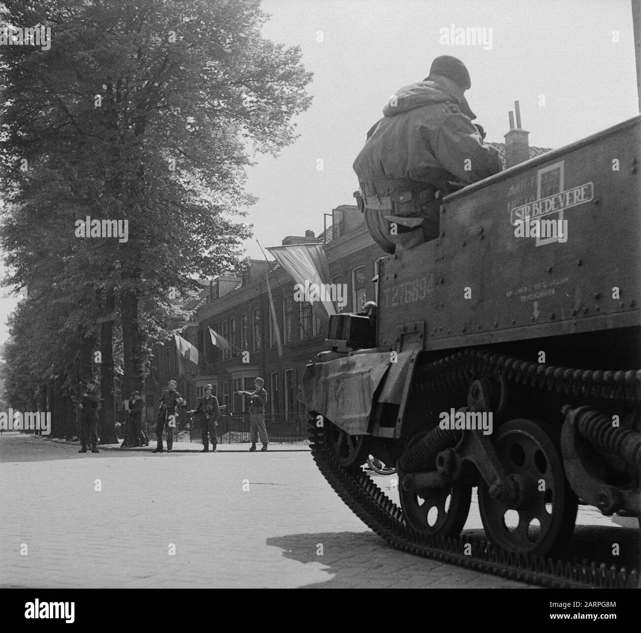 Gioia Di Liberazione: Amersfoort Un Alleato Brencarrier. Sullo sfondo un canadese e cinque (ancora armati) soldati tedeschi. Annotazione: Il vettore bren porta il nome Sir Bedevere Data: 7 maggio 1945 luogo: Amersfoort Parole Chiave: Liberazione, militare, trasporto Foto Stock