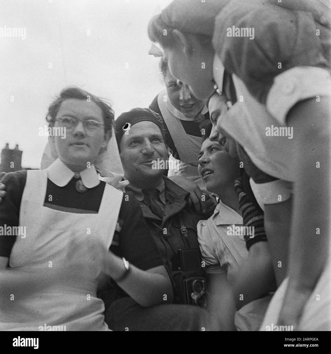 Gioia di liberazione: Amersfoort un militare alleato circondato da infermieri. Data: 7 Maggio 1945 Luogo: Amersfoort Parole Chiave: Seconda Guerra Mondiale, Infermieri Foto Stock