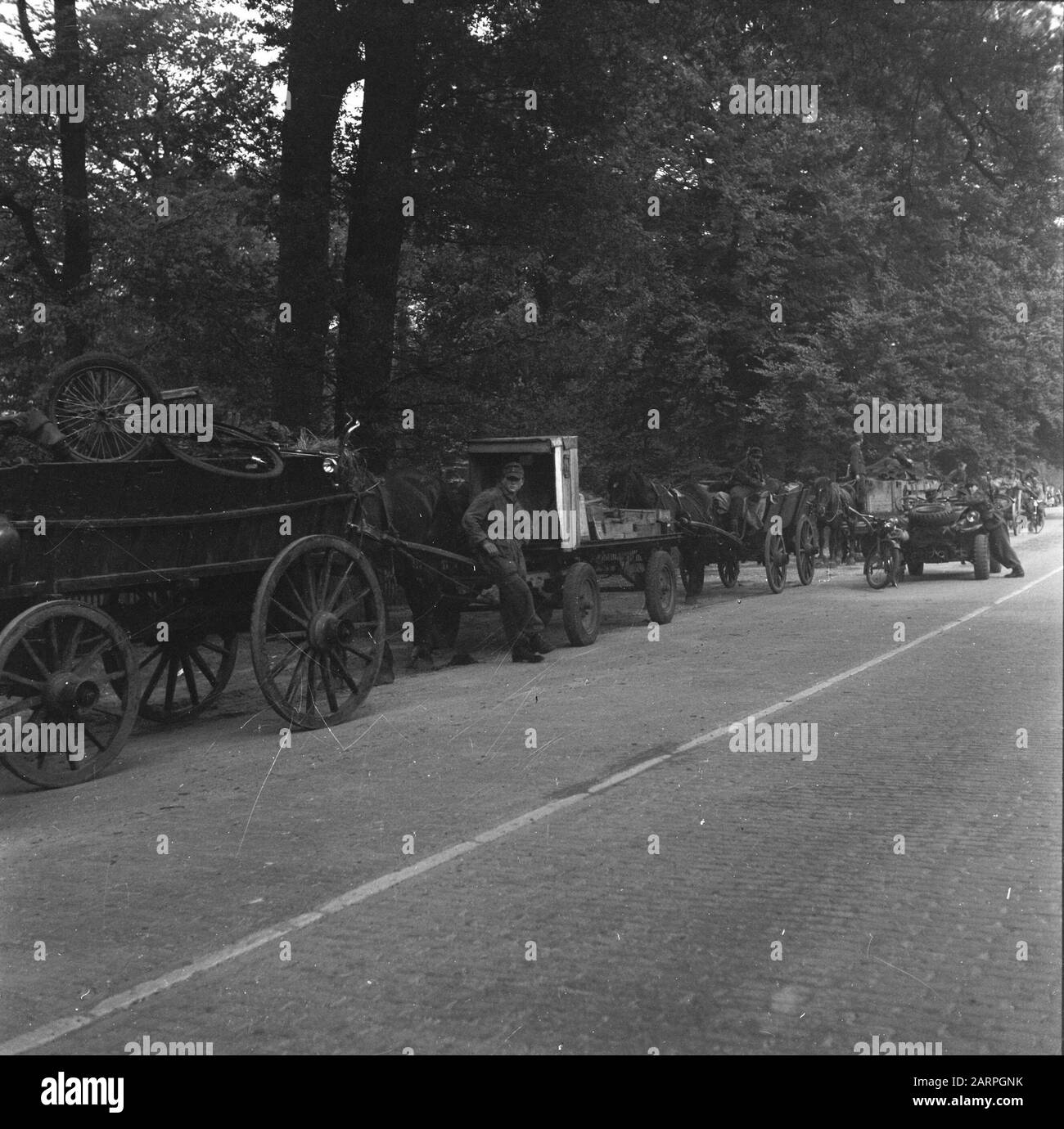 Capitolazione: Tedeschi Soest sulla loro strada per il deposito di armi a Soest dove devono consegnare le loro armi Data: 10 maggio 1945 luogo: Soest, Utrecht (provincia) Parole Chiave: Militare, trasporto, armi Foto Stock
