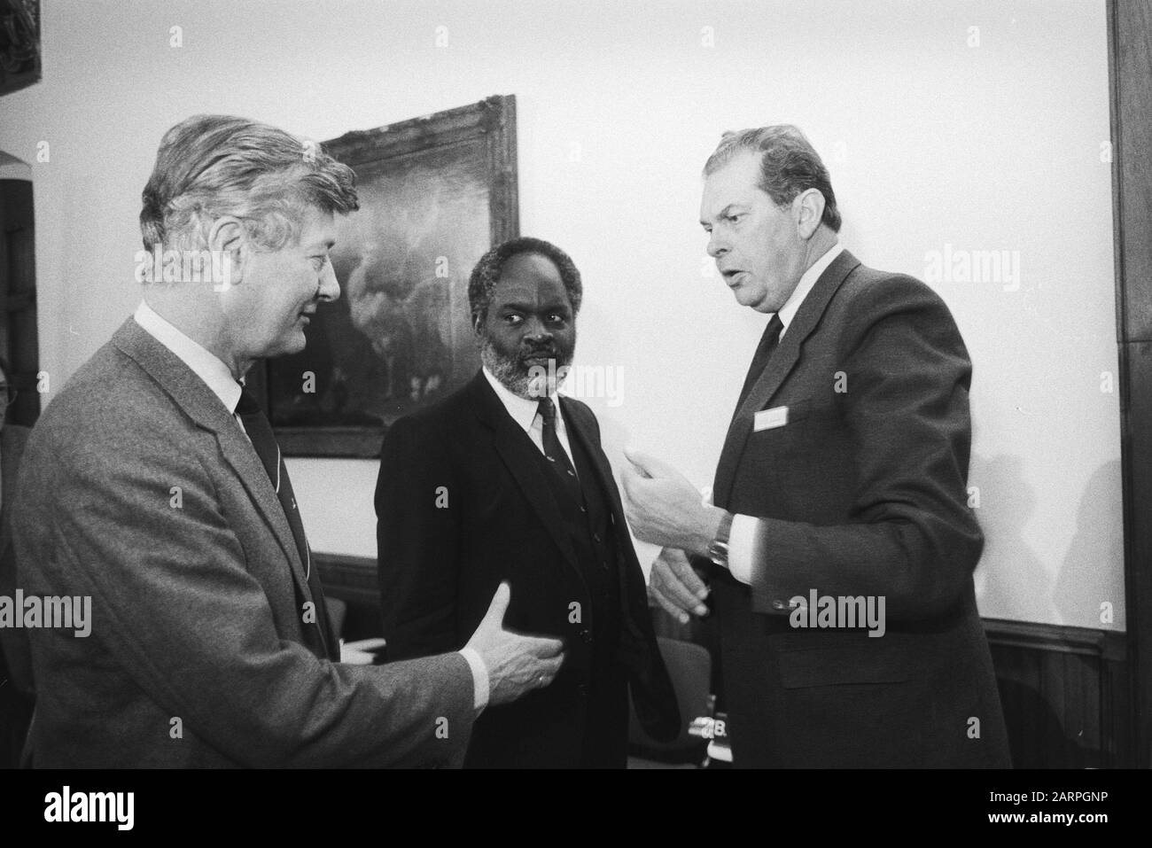 Tavola rotonda Paesi Bassi, Antille Olandesi e Aruba sul futuro delle Antille Olandesi V.L.N.R. Ministro De Koning (Affari sociali), primo Ministro Don Martina e Biesheuvel (Presidente della Commissione del Regno) Data: 7 marzo 1983 Parole Chiave: Conferenze, territori d'oltremare, politici Nome personale: Biesheuvel, Barend, King, Jan de, Martina, Don Foto Stock