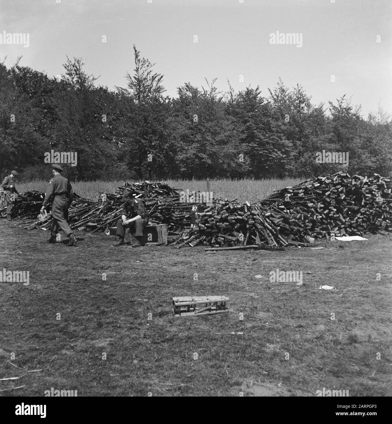Capitolazione: Soest il deposito di armi a Soest, dove i tedeschi devono consegnare le loro armi Annotazione: Un grande mucchio di armi arrese Data: 10 maggio 1945 luogo: Soest, Utrecht (provincia) Parole Chiave: Caschi, militare, armi Foto Stock