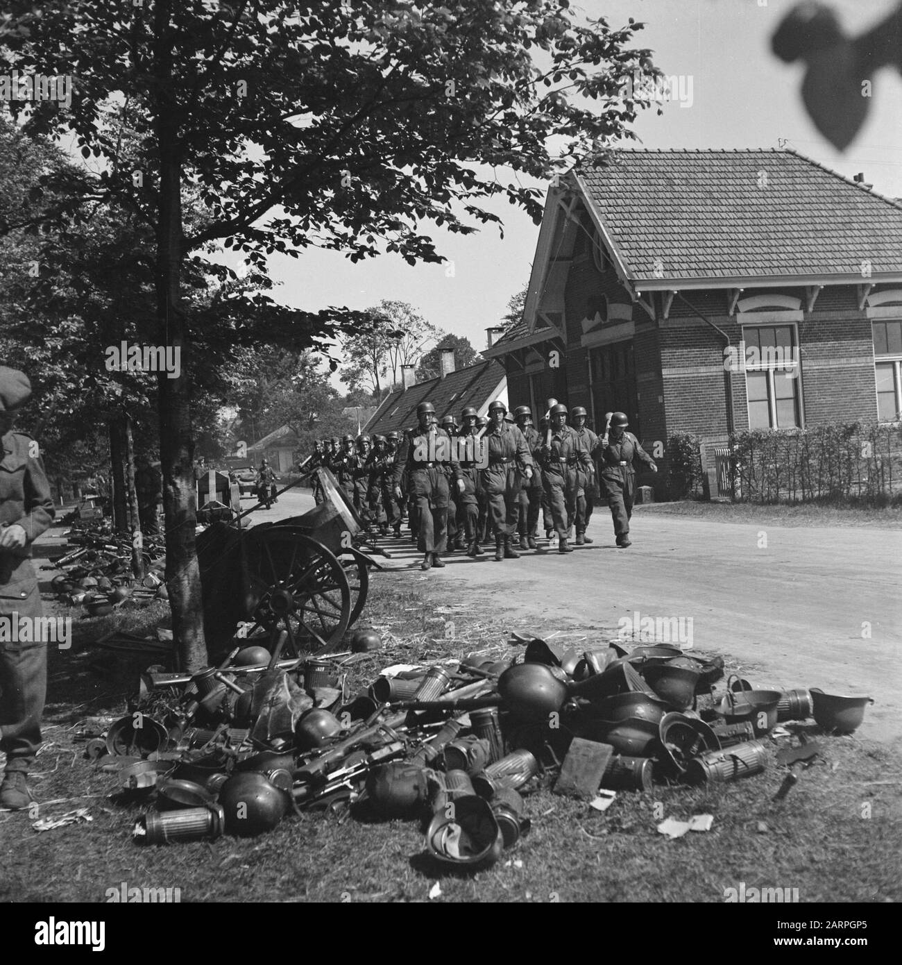 Capitolazione: Soest soldati tedeschi sulla loro strada per il deposito di armi a Soest, dove i tedeschi devono consegnare le loro armi Annotazione: Soldati Luftwaffe probabilmente marzo dalla 6 Fallschirmjäger Divisione ancora armati di armatura e armi Data: Maggio 10, 1945 luogo: Soest, Utrecht (provincia) Parole Chiave: Caschi, militare, armi Foto Stock