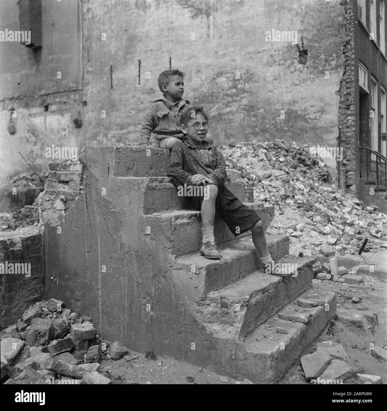 Devastazione: Amsterdam Demolito case in Amsterdam Annotazione: Due ragazzi seduti su una vecchia scala Data: 1945 luogo: Amsterdam, Noord-Holland Parole Chiave: Devastazioni, seconda guerra mondiale Foto Stock