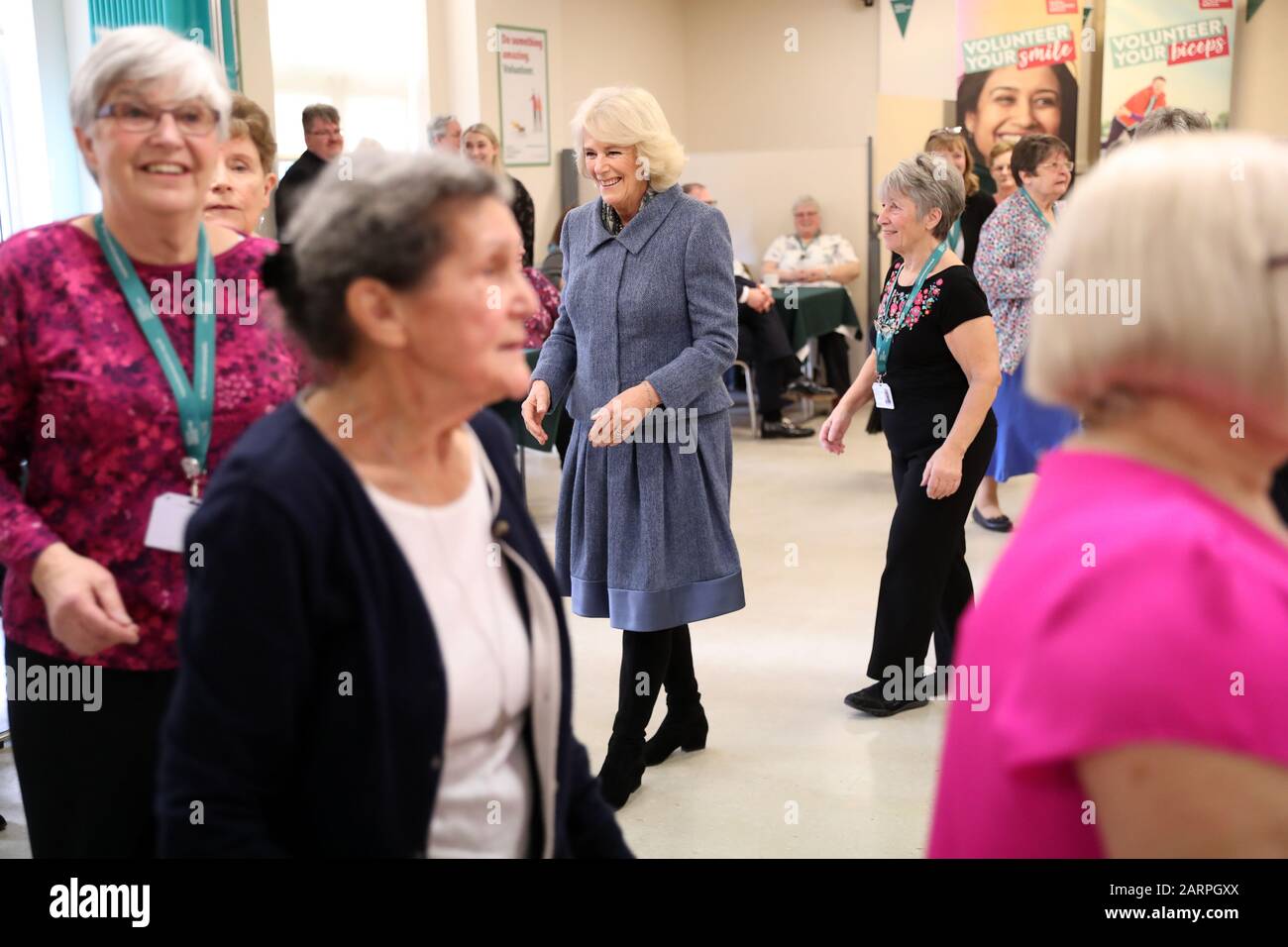 La Duchessa di Cornovaglia, presidente del Royal Volontary Service, partecipa a una lezione di danza guidata da volontari durante la sua visita al RVS Cornhill Centre di Banbury, nell'Oxfordshire. Foto PA. Data Immagine: Mercoledì 29 Gennaio 2020. Il credito fotografico dovrebbe leggere: Chris Jackson/PA Filo Foto Stock