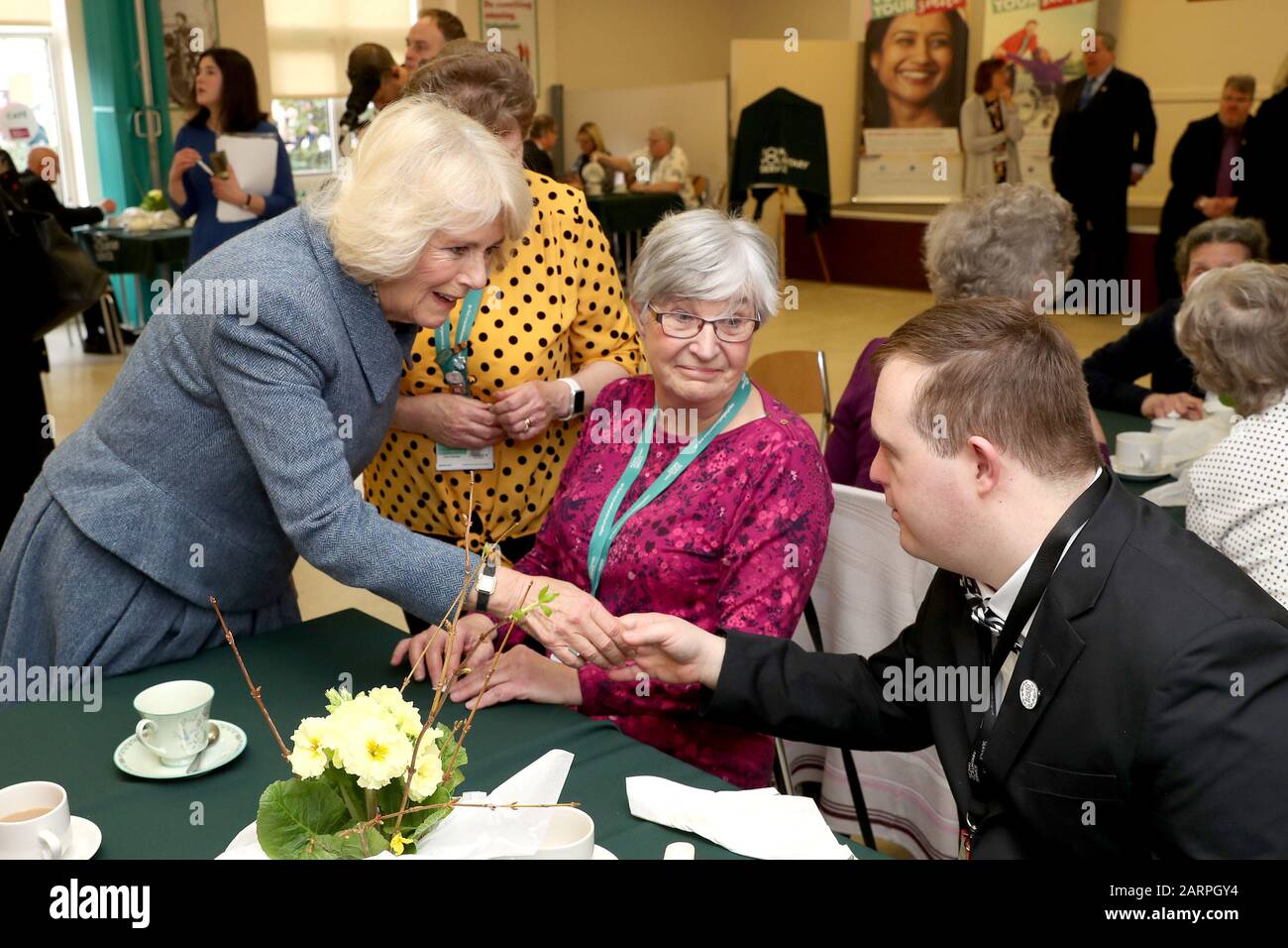 La Duchessa di Cornwall, presidente del Royal Volontary Service, parla con i volontari durante la sua visita al RVS Cornhill Centre di Banbury, nell'Oxfordshire. Foto PA. Data Immagine: Mercoledì 29 Gennaio 2020. Il credito fotografico dovrebbe leggere: Chris Jackson/PA Filo Foto Stock