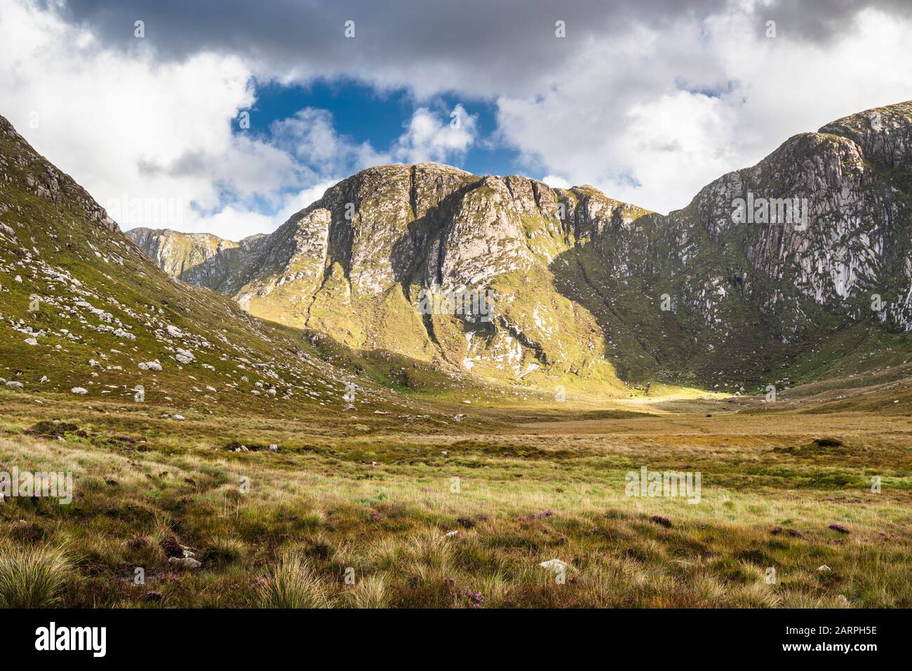 L'enorme corrie glaciale scavato dalla Granite Donegal principale nel Poison Glen, le Montagne di Derrityveagh, County Donegal, Irlanda Foto Stock