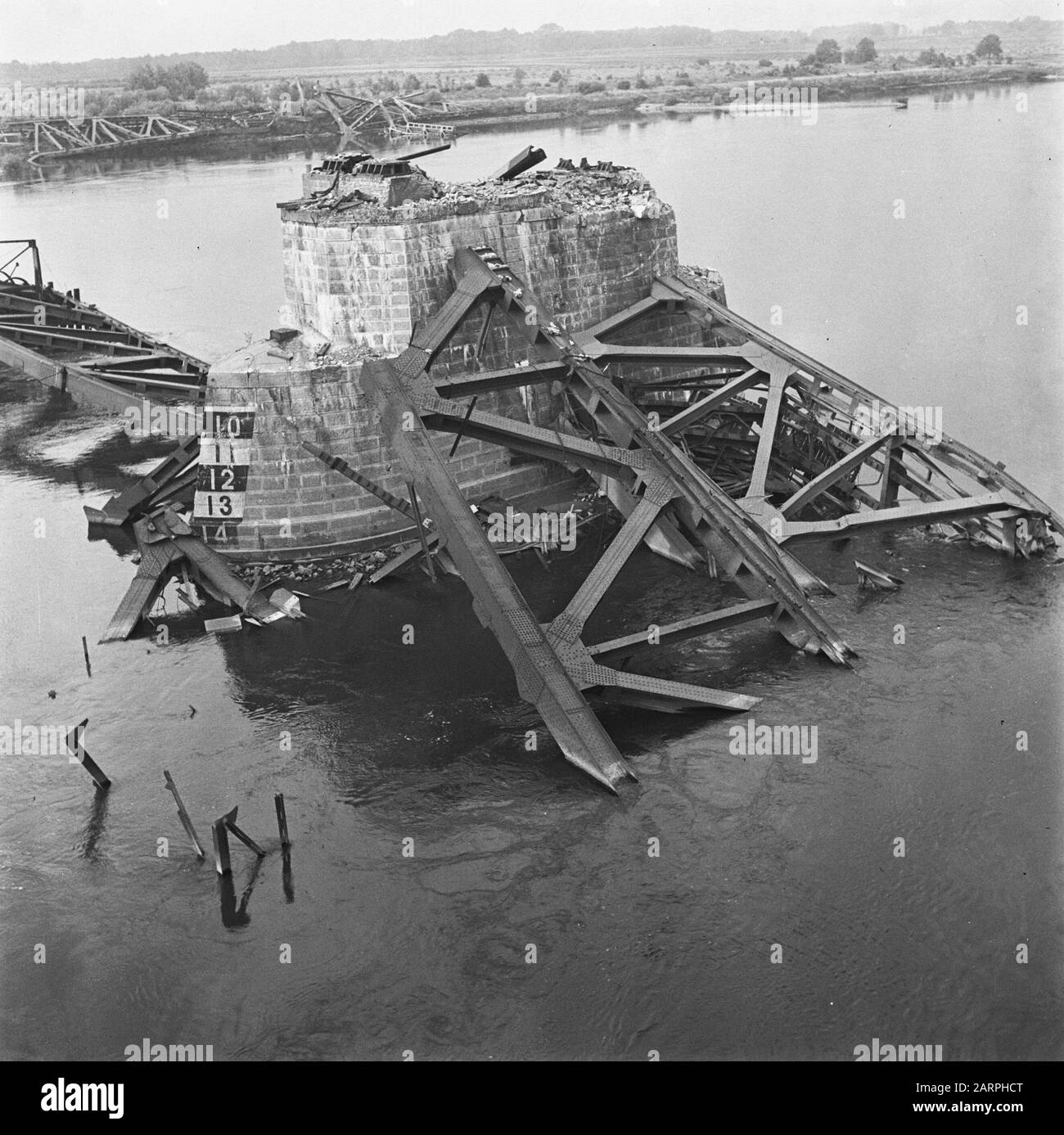 Devastazioni: Ponte ferroviario Tratteggiato Zaltbommel. Date: 1945 Location: Gelderland, Zaltbommel Keywords: World War Ii, Destruction Foto Stock