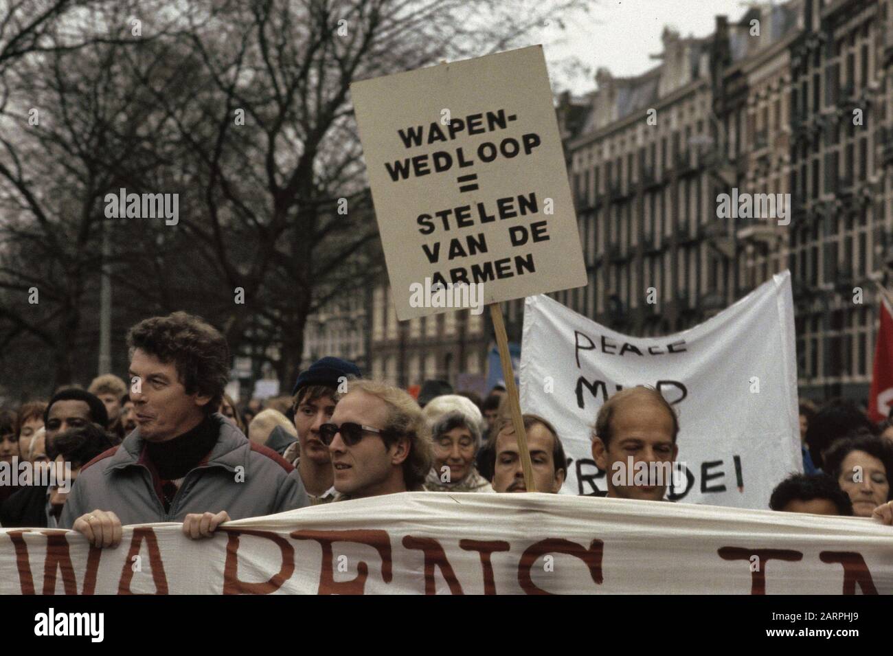 pace marzo in Adam da plm350.000 persone contro le armi nucleari; Wim Kok, Scholten e il Gaay Fortman (PPR) passeggiata lungo Data: 21 novembre 1981 Località: Amsterdam, Noord-Holland Parole Chiave: Armamento nucleare, marce di pace Nome personale: Kok, Wim Foto Stock