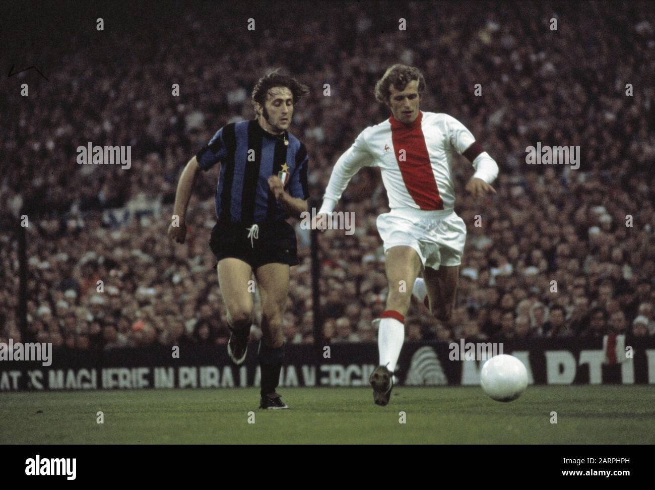 Finale Coppa europea i nello stadio Feijenoord: AJAX contro Inter Milan 2-0; Mauro Blugi (a sinistra) e Piet Keizer (a destra) in azione.; Foto Stock Finale Coppa europea i nello stadio Feijenoord: AJAX contro Inter Milan 2-0; Mauro Blugi (a sinistra) e Piet Keizer (a destra) in azione.; Foto Stock
