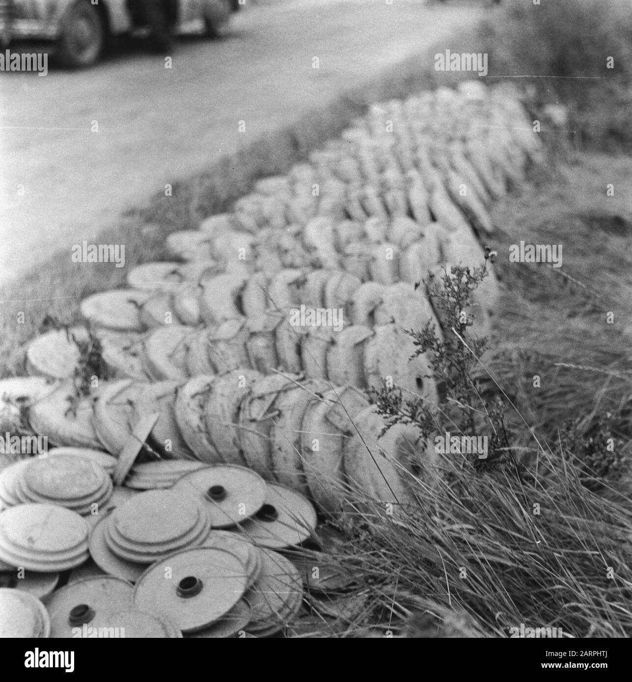 Eliminazione delle mine terrestri in Hoek van Holland [Serie Mine eliminate in Hoek van Holland] Annotazione: Saved Mine Data: Agosto 1945 luogo: Hoek van Holland Parole Chiave: Mine terrestri, scavenging, seconda guerra mondiale, ricostruzione Foto Stock