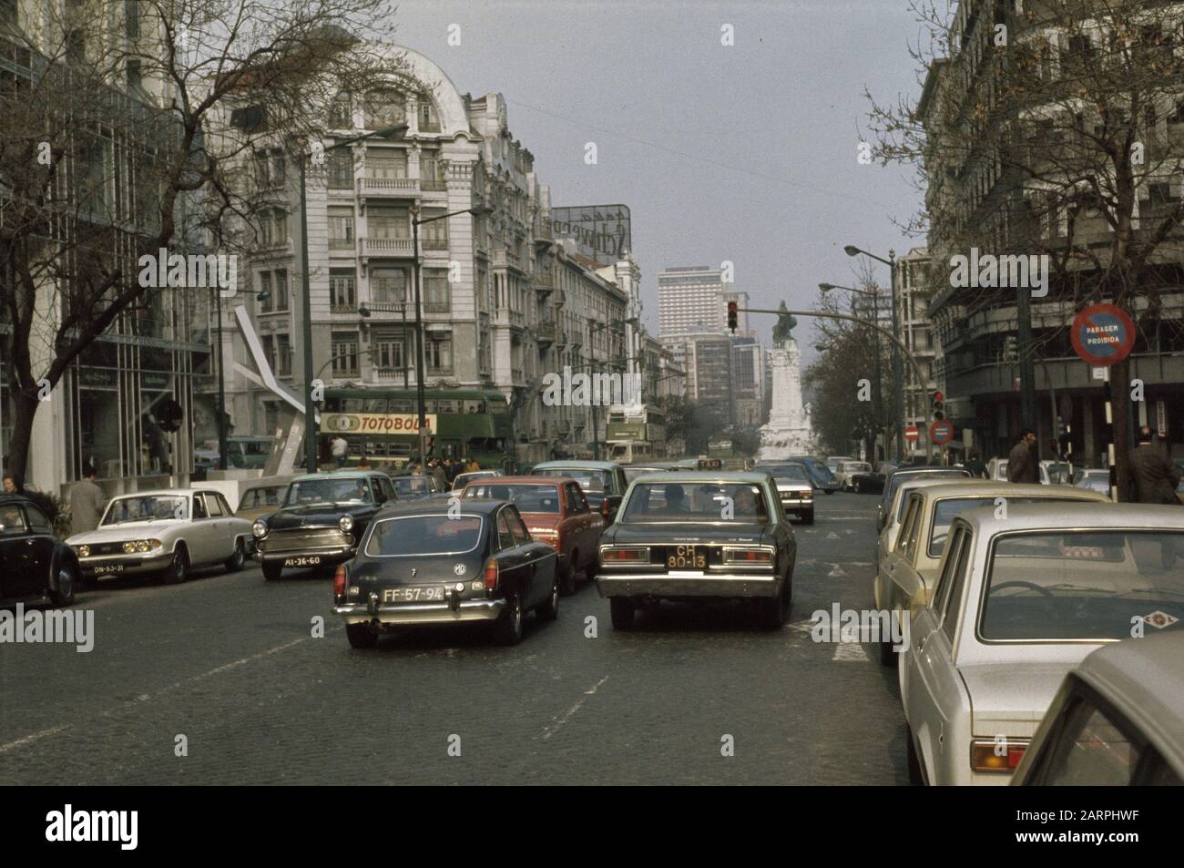 Serie Portugal, immagini di strada/lotta elettorale a Lisbona (inizio 1975); immagini di strada con manifesti elettorali Data: 1975 luogo: Lisbona, Portogallo Parole Chiave: Politica, elezioni Foto Stock