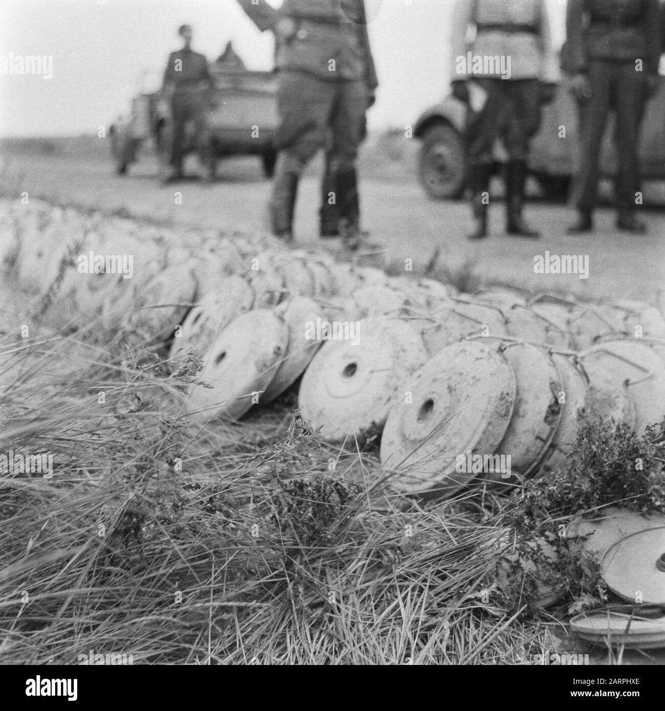Eliminazione delle mine terrestri in Hoek van Holland [Serie Mine eliminate in Hoek van Holland] Annotazione: Saved Mine Data: Agosto 1945 luogo: Hoek van Holland Parole Chiave: Mine terrestri, scavenging, seconda guerra mondiale, ricostruzione Foto Stock