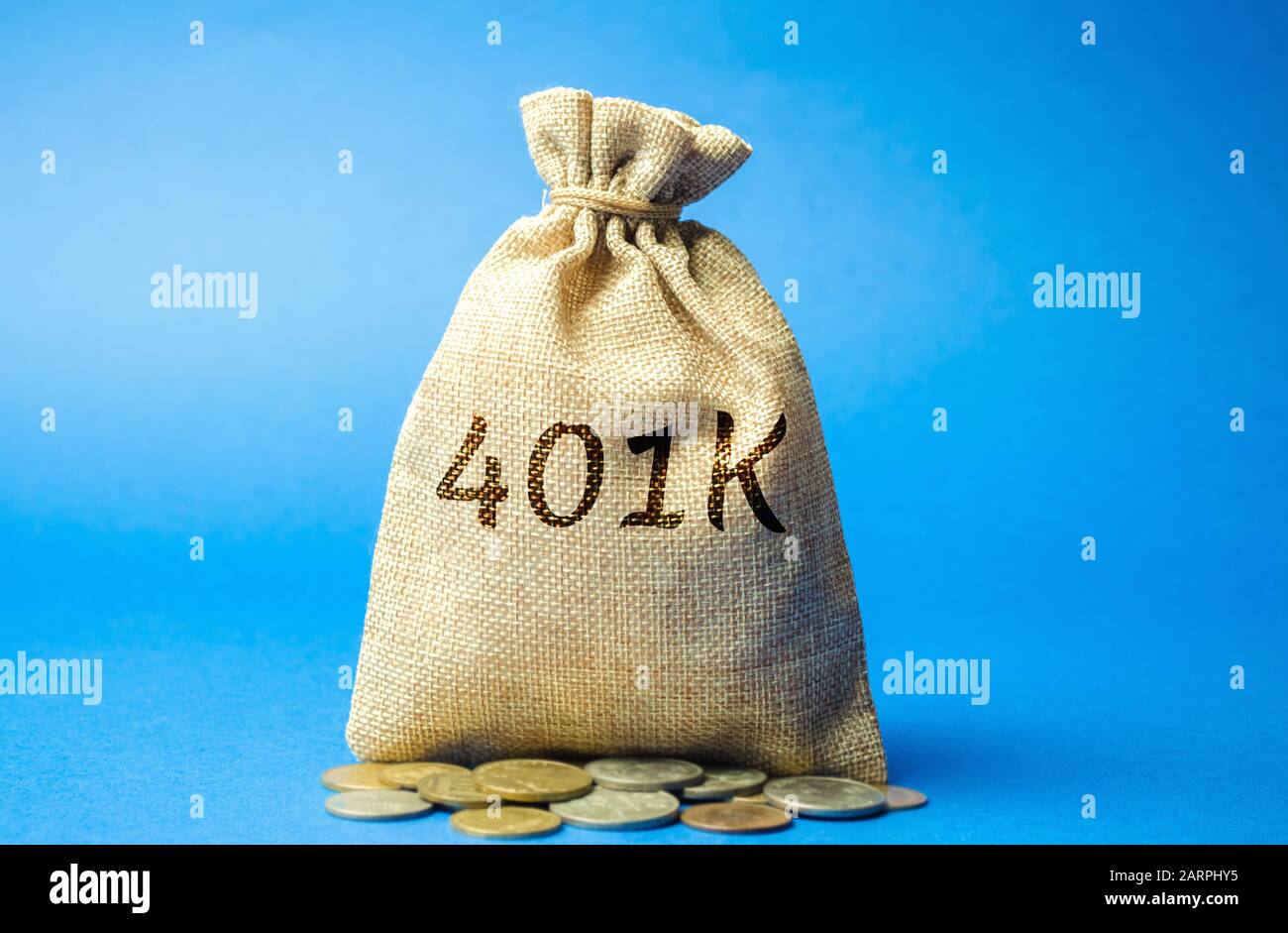 Borsa di denaro con monete 401k. Piano pensionistico privato. Qualificato in materia fiscale. Concetto di business e finanza. Piano Di Pensionamento. Risparmi, risparmi Foto Stock