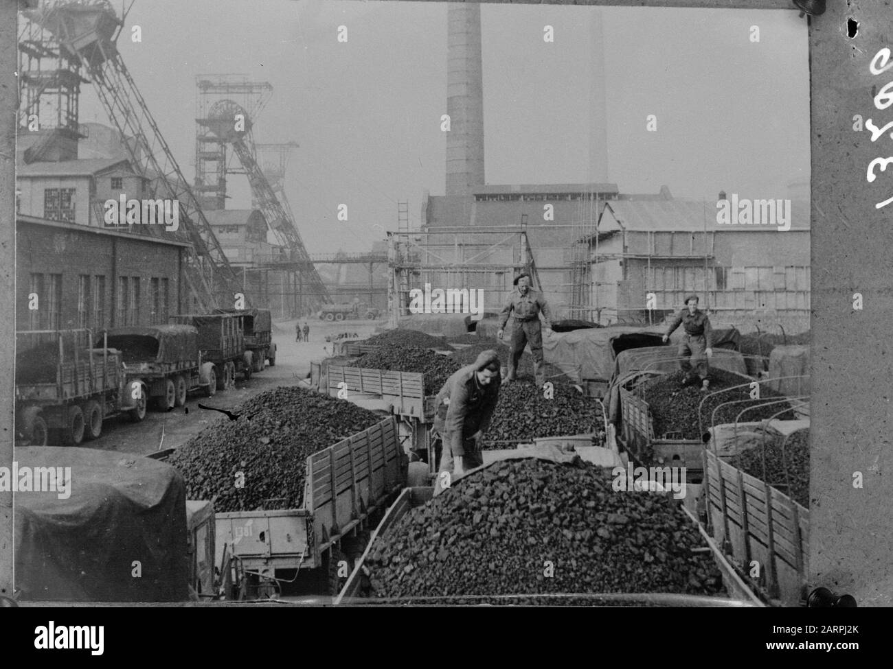 Le auto inglesi dell'esercito sono caricate, pronte per la Francia, l'Olanda e la Danimarca Data: 2 gennaio 1946 Località: Danimarca, Francia, Olanda Parole Chiave: Loaded, Army cars Foto Stock