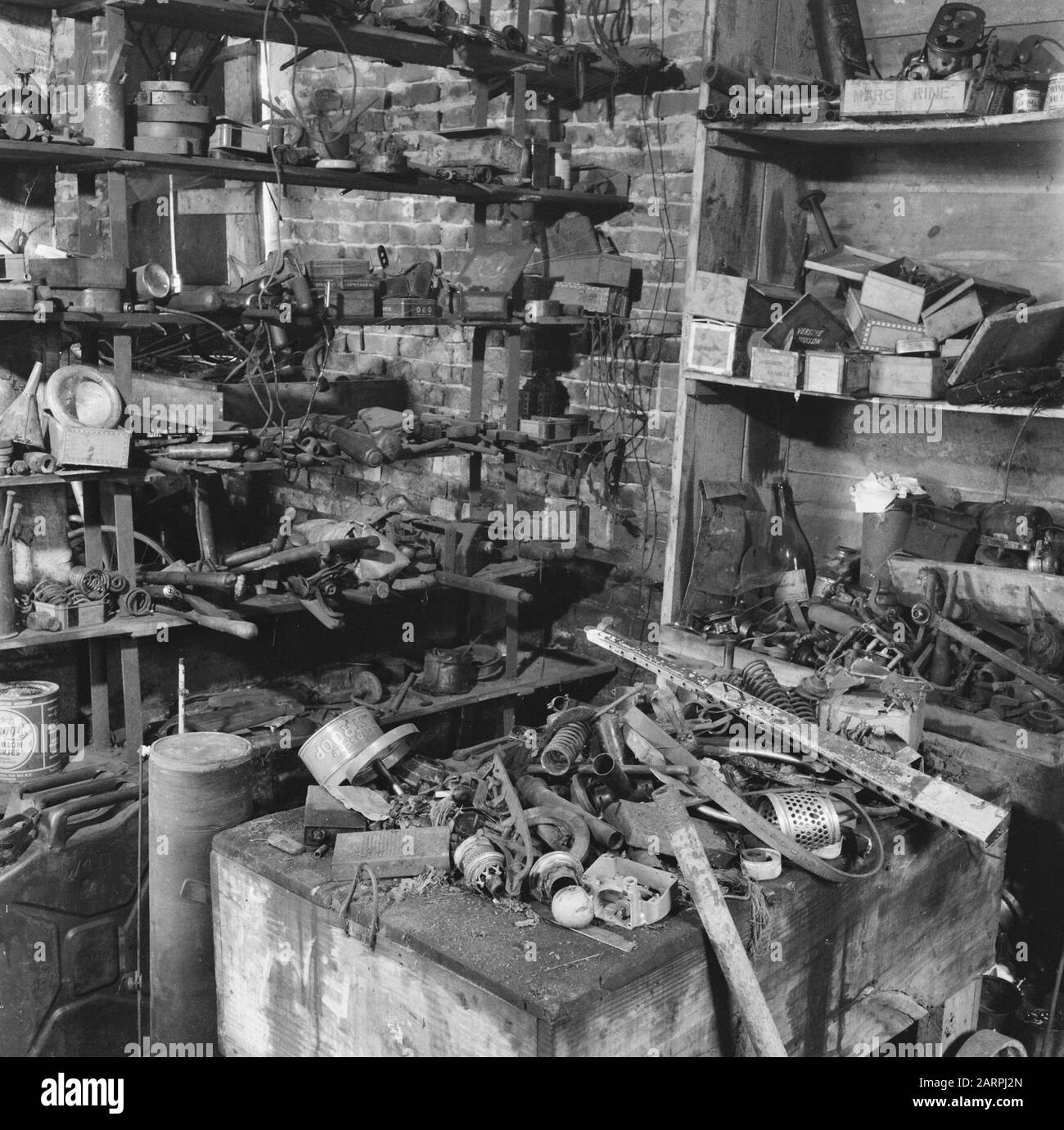 Inventore che ha costruito una bici costruibile Data: 1945 Parole Chiave: Seconda guerra mondiale, invenzioni Foto Stock