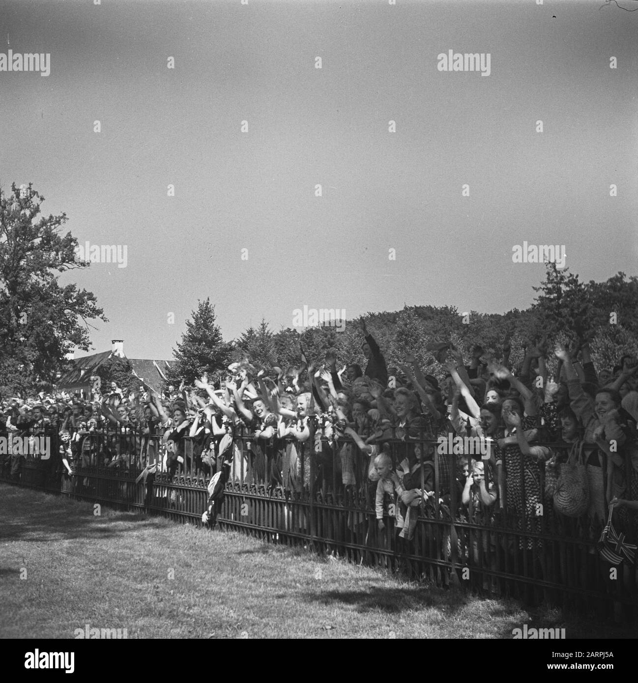 Principessa di compleanno Irene. Reportage del giardino dei bambini festa Palazzo Soestdijk compleanno principessa Irene. Reportage dei bambini giardino partito palazzo soestdijk Data: 4 agosto 1945 Parole Chiave: Casa reale, seconda guerra mondiale Nome istituzione: Paleis Soestdijk Foto Stock