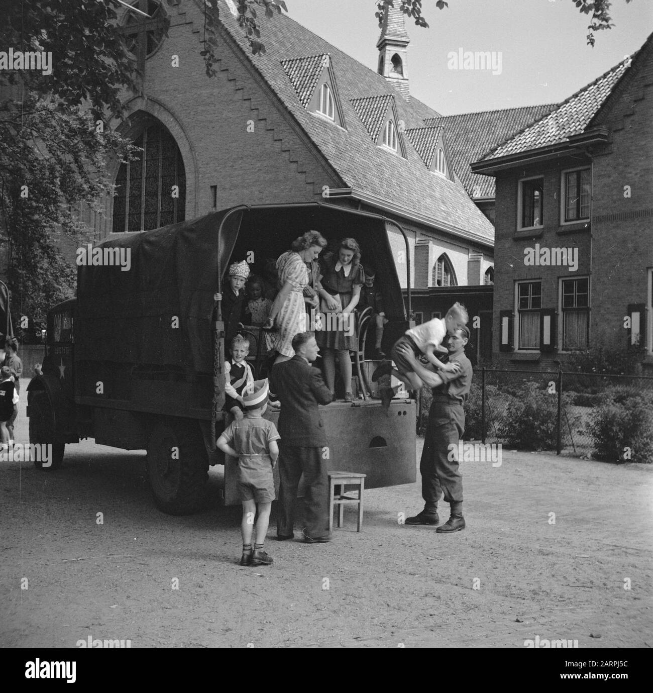 Principessa di compleanno Irene. Reportage del giardino dei bambini festa Palazzo Soestdijk compleanno principessa Irene. Reportage dei bambini giardino partito palazzo soestdijk Data: 4 agosto 1945 Parole Chiave: Casa reale, seconda guerra mondiale Nome istituzione: Paleis Soestdijk Foto Stock