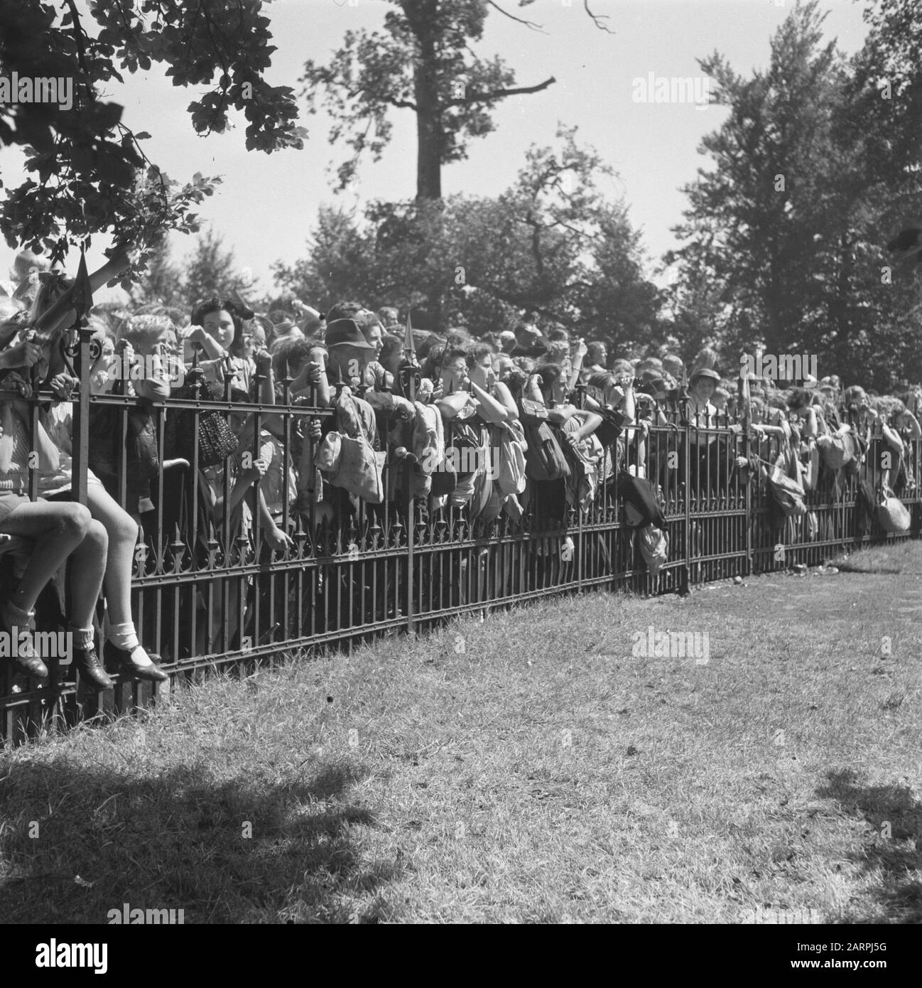 Principessa di compleanno Irene. Reportage del giardino dei bambini festa Palazzo Soestdijk compleanno principessa Irene. Reportage dei bambini giardino partito palazzo soestdijk Data: 4 agosto 1945 Parole Chiave: Casa reale, seconda guerra mondiale Nome istituzione: Paleis Soestdijk Foto Stock