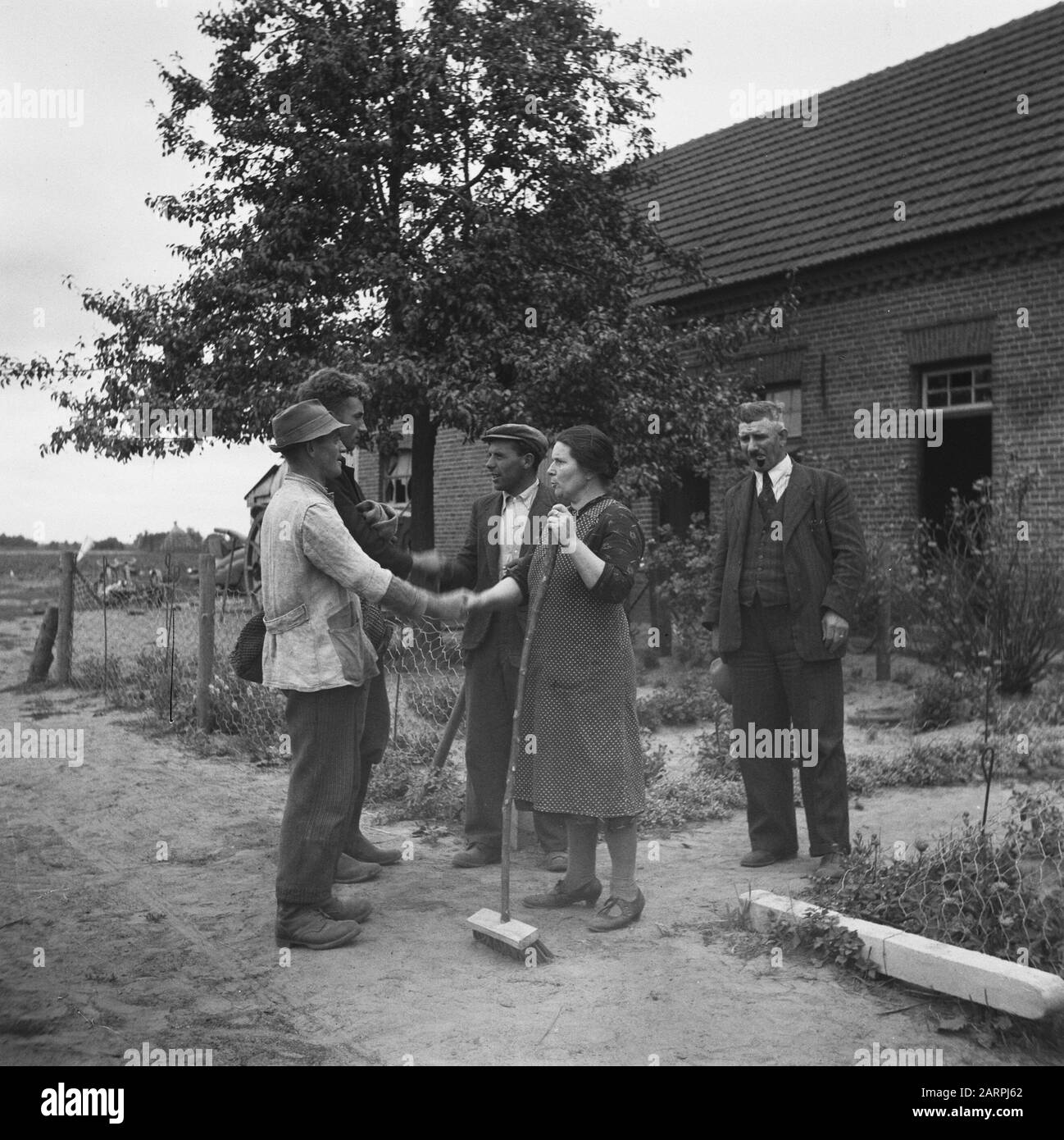 Principessa di compleanno Irene. Reportage del giardino dei bambini festa Palazzo Soestdijk compleanno principessa Irene. Reportage dei bambini giardino partito palazzo soestdijk Data: 4 agosto 1945 Parole Chiave: Casa reale, seconda guerra mondiale Nome istituzione: Paleis Soestdijk Foto Stock