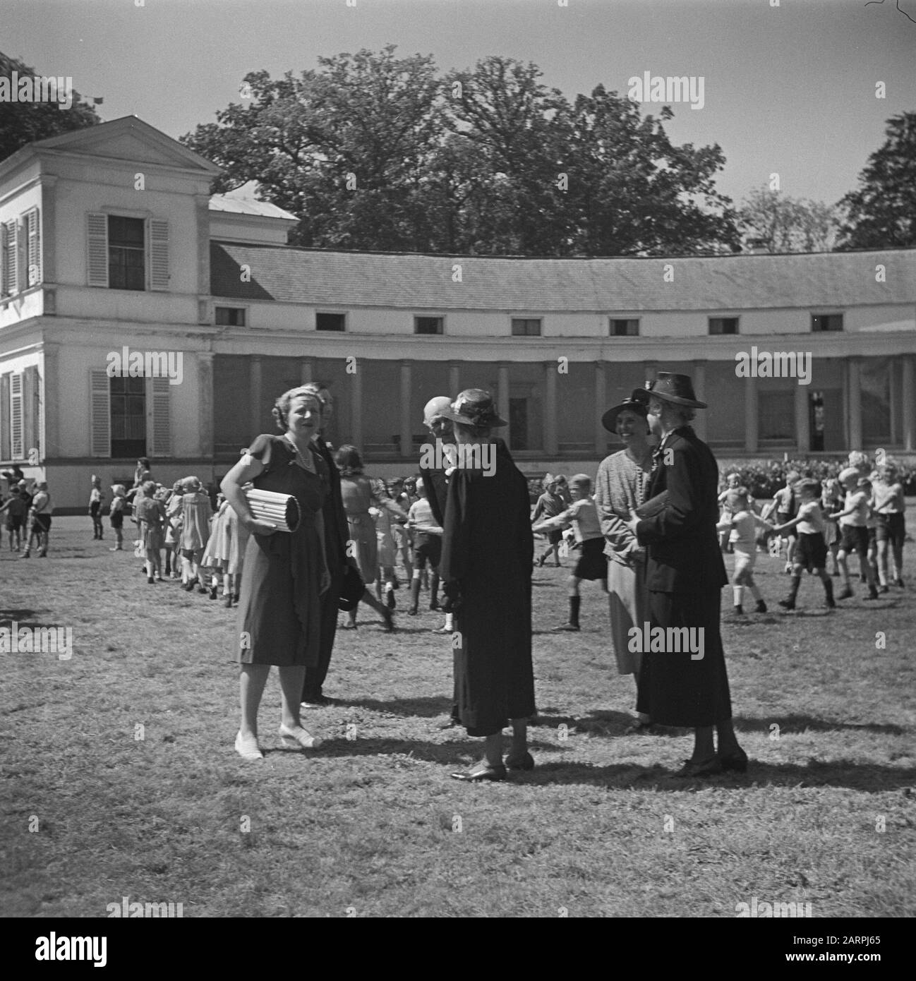 Principessa di compleanno Irene. Reportage del giardino dei bambini festa Palazzo Soestdijk compleanno principessa Irene. Reportage dei bambini giardino partito palazzo soestdijk Data: 4 agosto 1945 Parole Chiave: Casa reale, seconda guerra mondiale Nome istituzione: Paleis Soestdijk Foto Stock