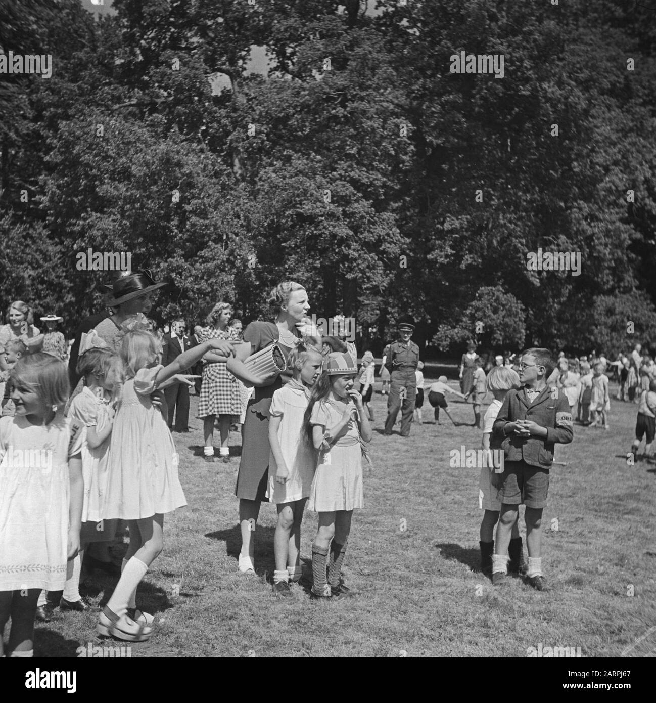 Principessa di compleanno Irene. Reportage del giardino dei bambini festa Palazzo Soestdijk compleanno principessa Irene. Reportage dei bambini giardino partito palazzo soestdijk Data: 4 agosto 1945 Parole Chiave: Casa reale, seconda guerra mondiale Nome istituzione: Paleis Soestdijk Foto Stock